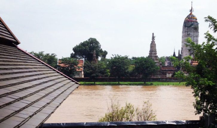 Uitzicht vanuit Riverview kamer in het Iudia on the River in Ayutthaya in Thailand