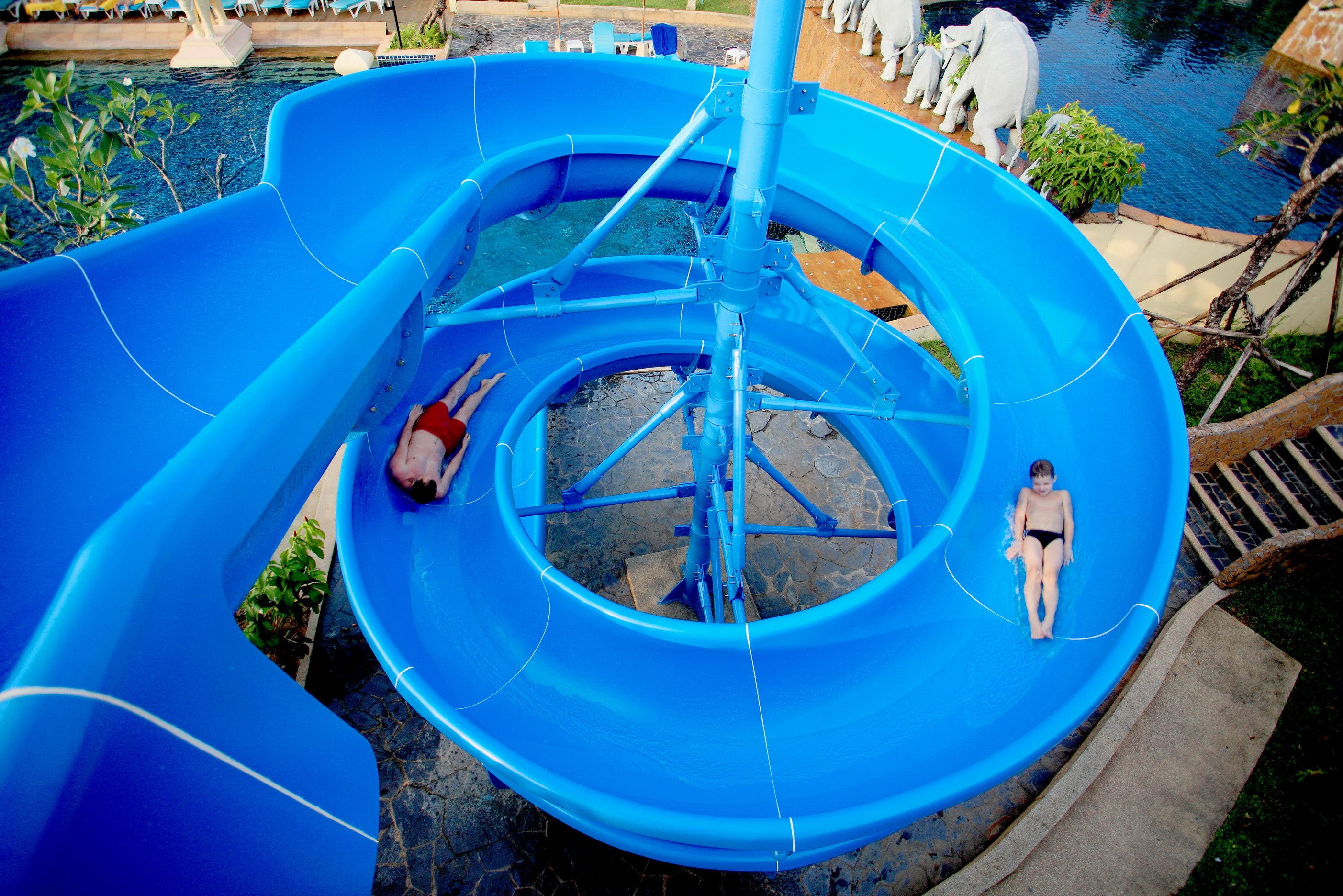 Lagoon zwembad glijbaan in het Centara Seaview Resort in Khao Lak in Thailand