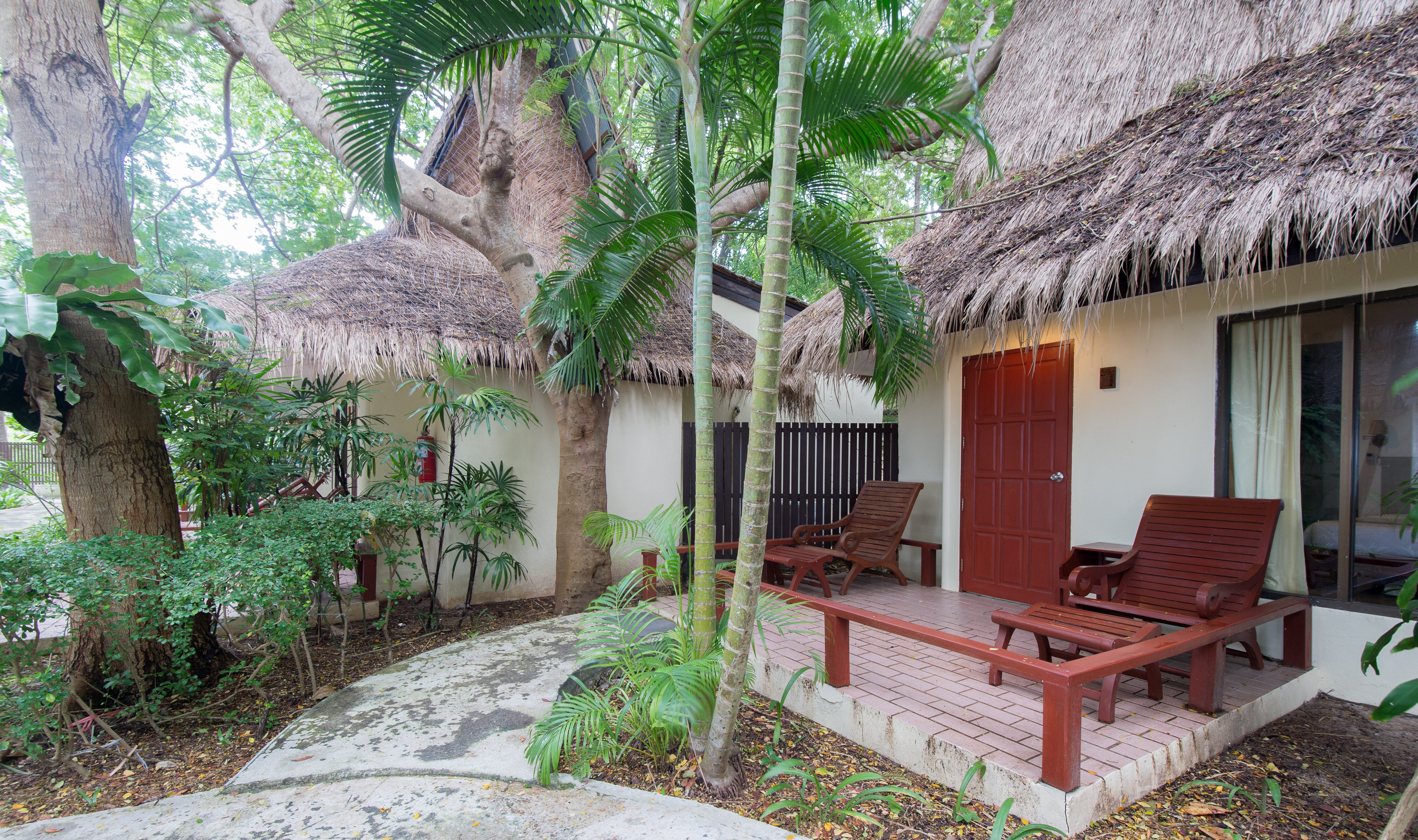 Family Bungalow buitenkant in het Twin Bay Resort op Koh Lanta in Thailand