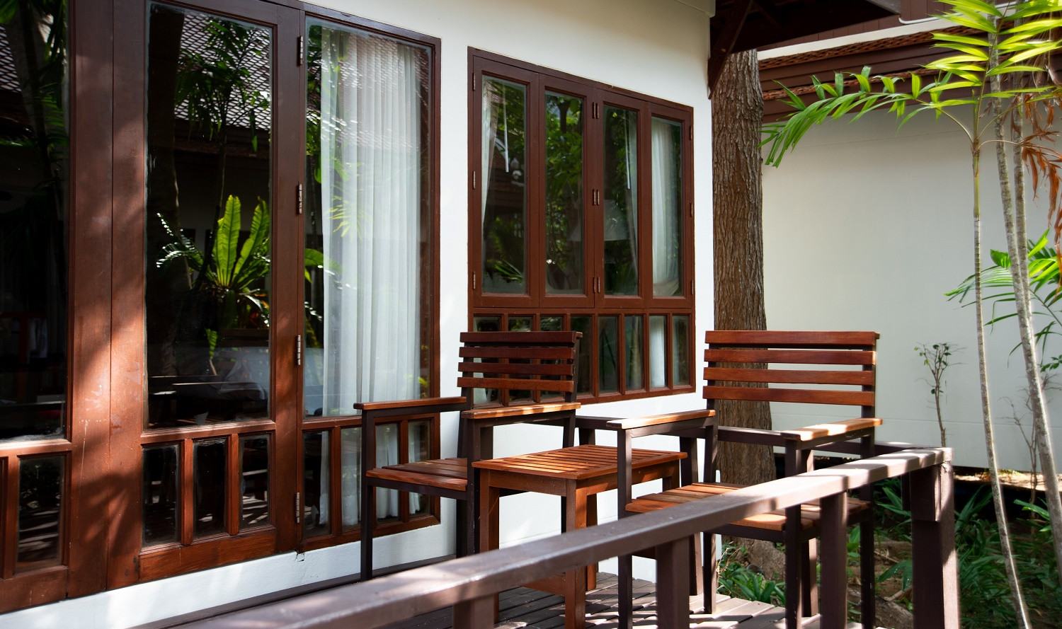 Terras van de Superior Villa in het Royal Lanta Resort op Koh Lanta in Thailand