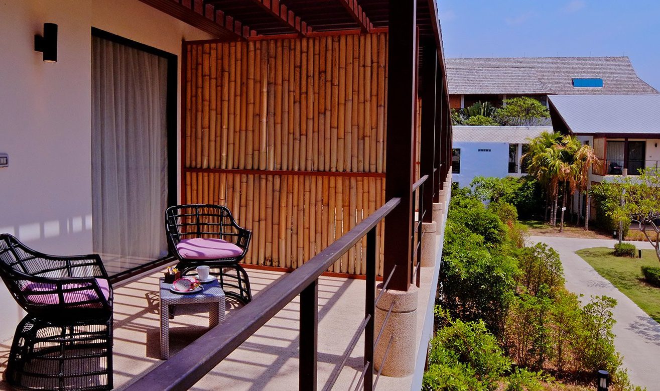 Balkon van Deluxe kamer in het Twin Lotus Resort op Koh Lanta in Thailand