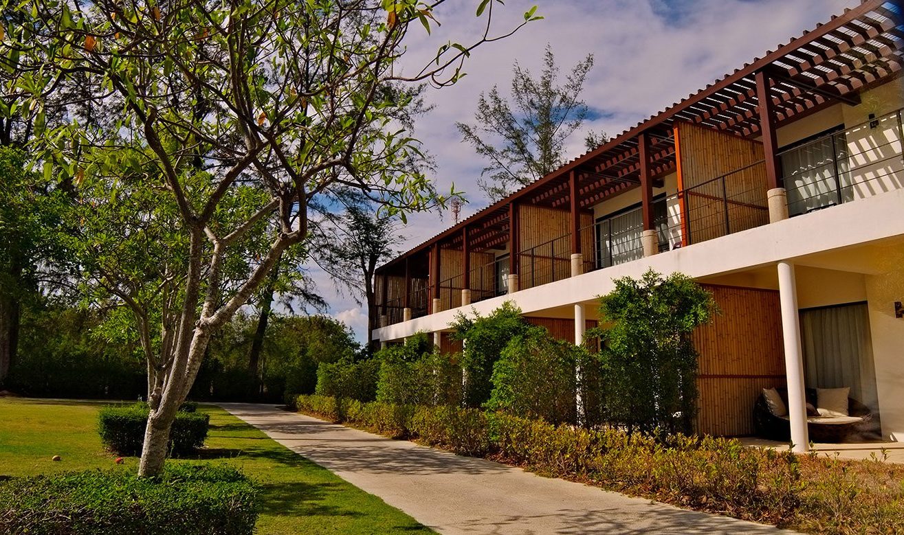 Superiorkamer buitenkant in het Twin Lotus Resort op Koh Lanta in Thailand