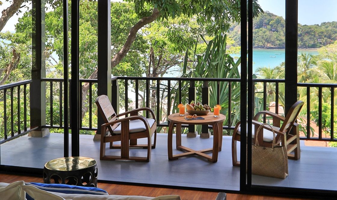 Balkon van Deluxe kamer in het Pimalai Resort op Koh Lanta in Thailand