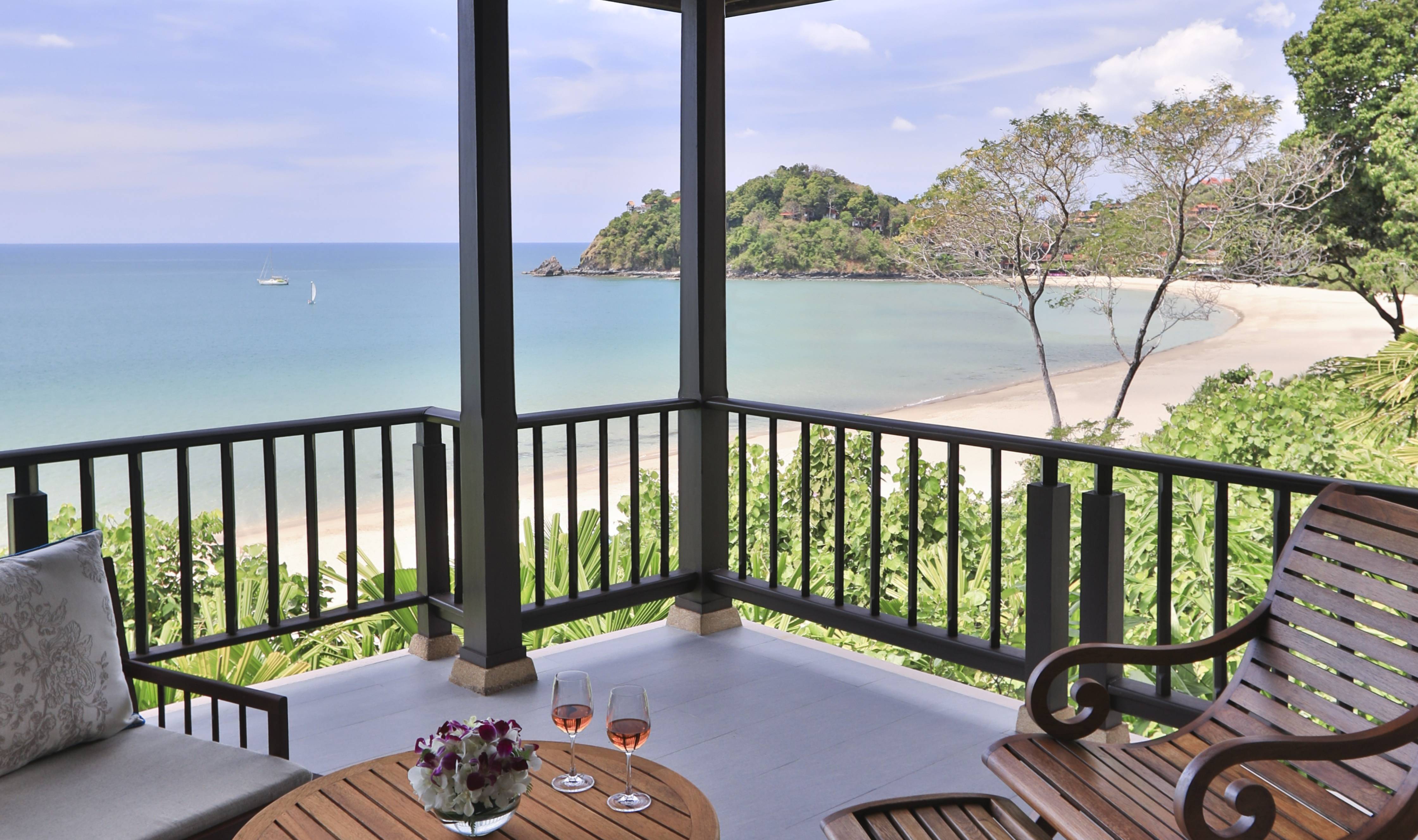 Balkon van de Bayfront Deluxe kamer in het Pimalai Resort op Koh Lanta in Thailand