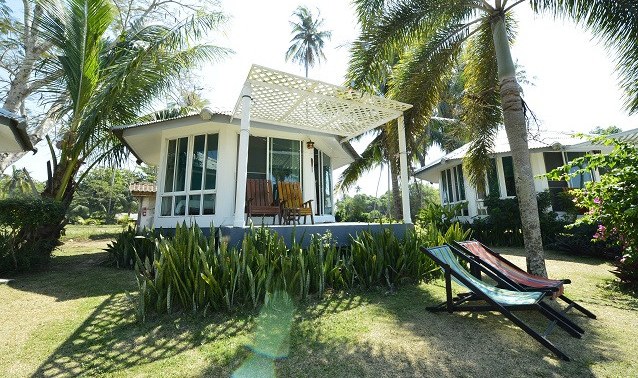 Comfort Beachfront Bungalow buitenkant in het Koh Mak Resort in Thailand