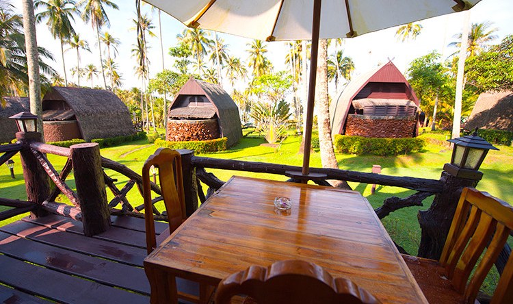 Terras Bali Bungalow Seaview in het Koh Kood Beach Resort in Thailand