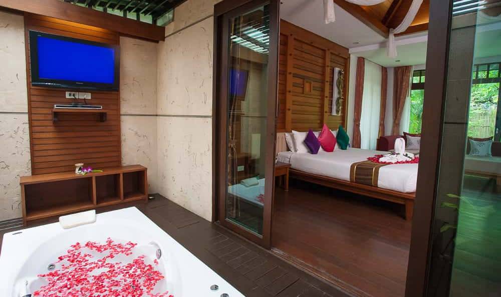 Jacuzzi Villa balkon met jacuzzi in het Railay Village Beach Resort in Krabi in Thailand