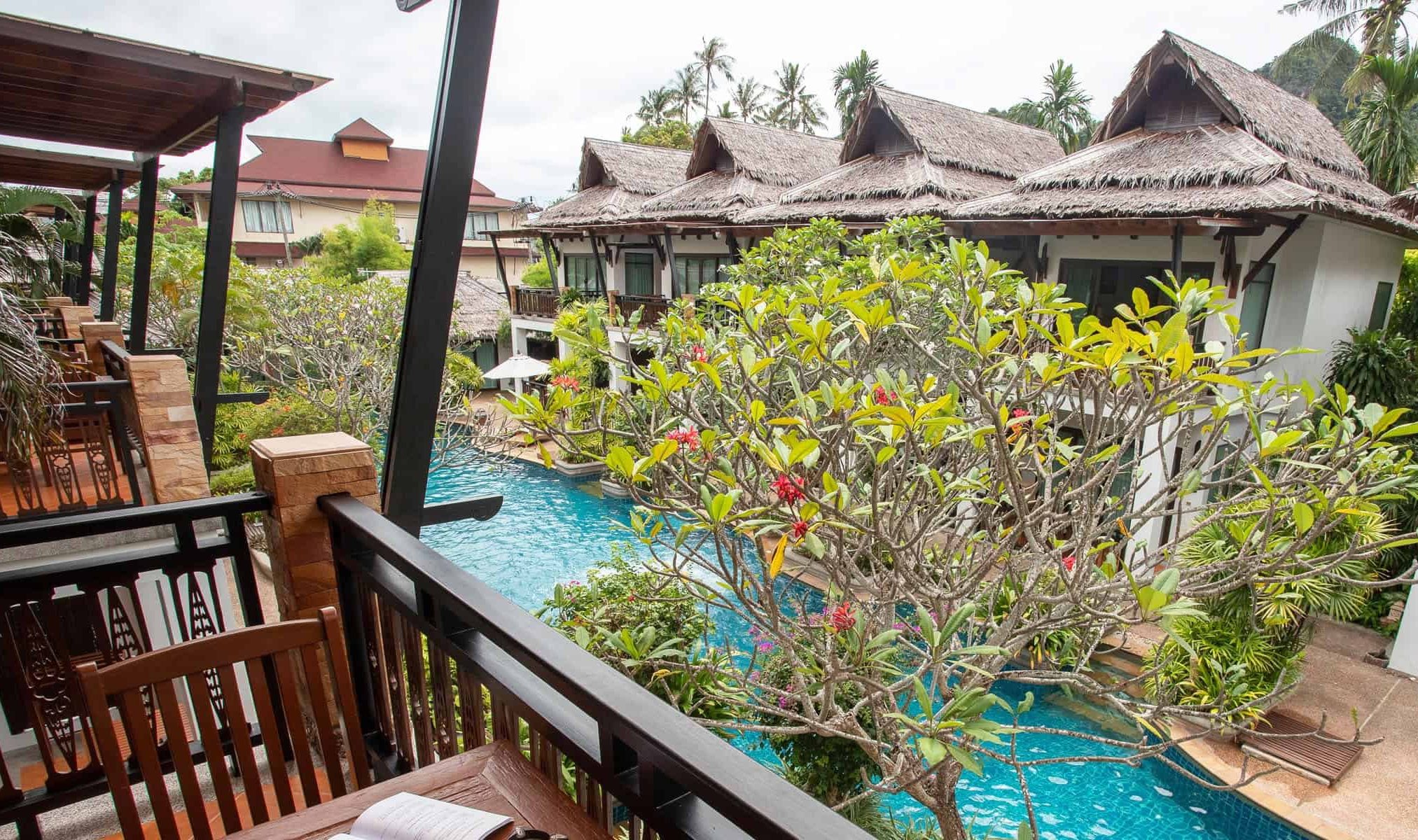 Deluxe Poolview kamer balkon het Railay Village Beach Resort in Krabi in Thailand