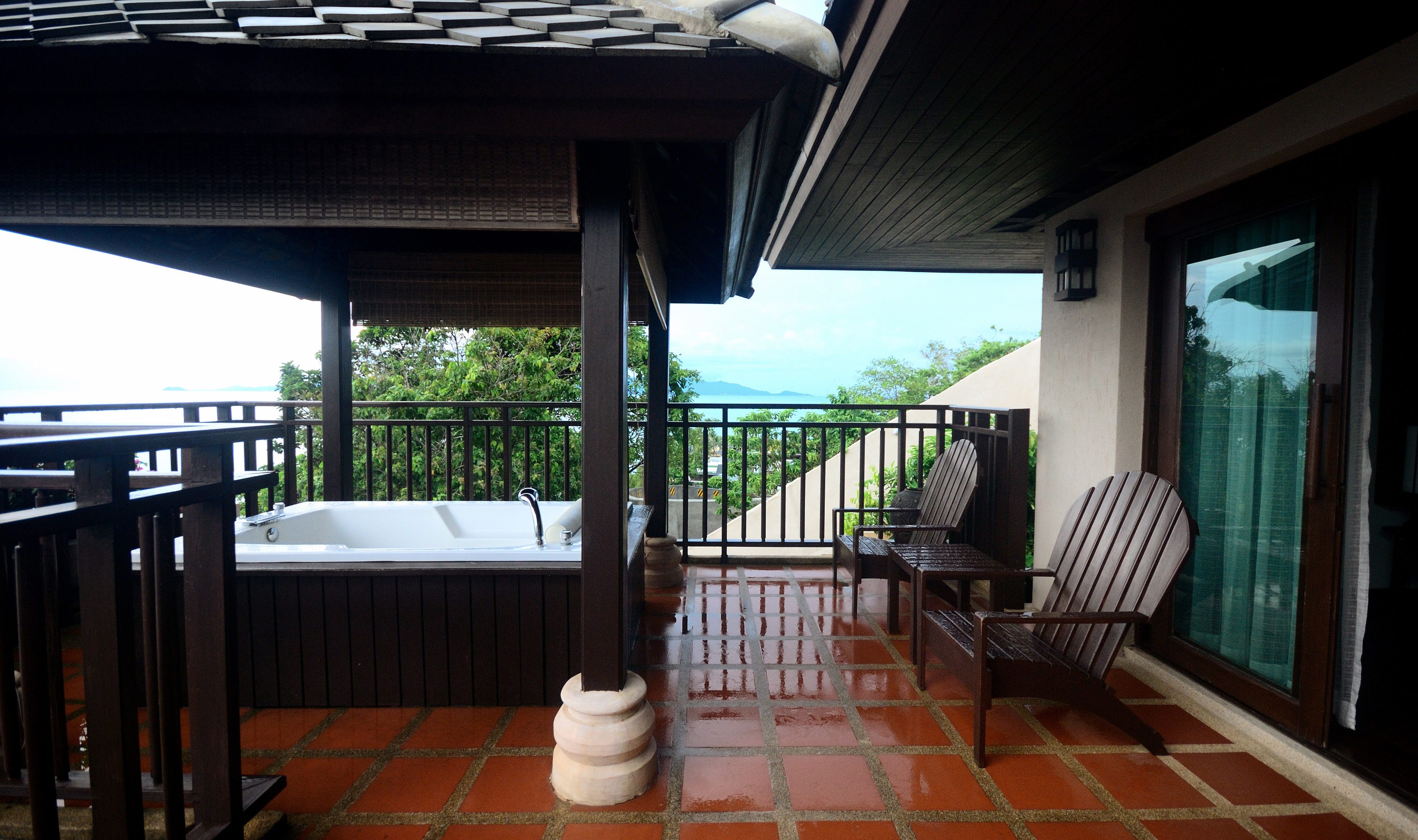 Sunset Suite balkon met jacuzzi in het Fairhouse Villa's en Spa op Koh Samui in Thailand