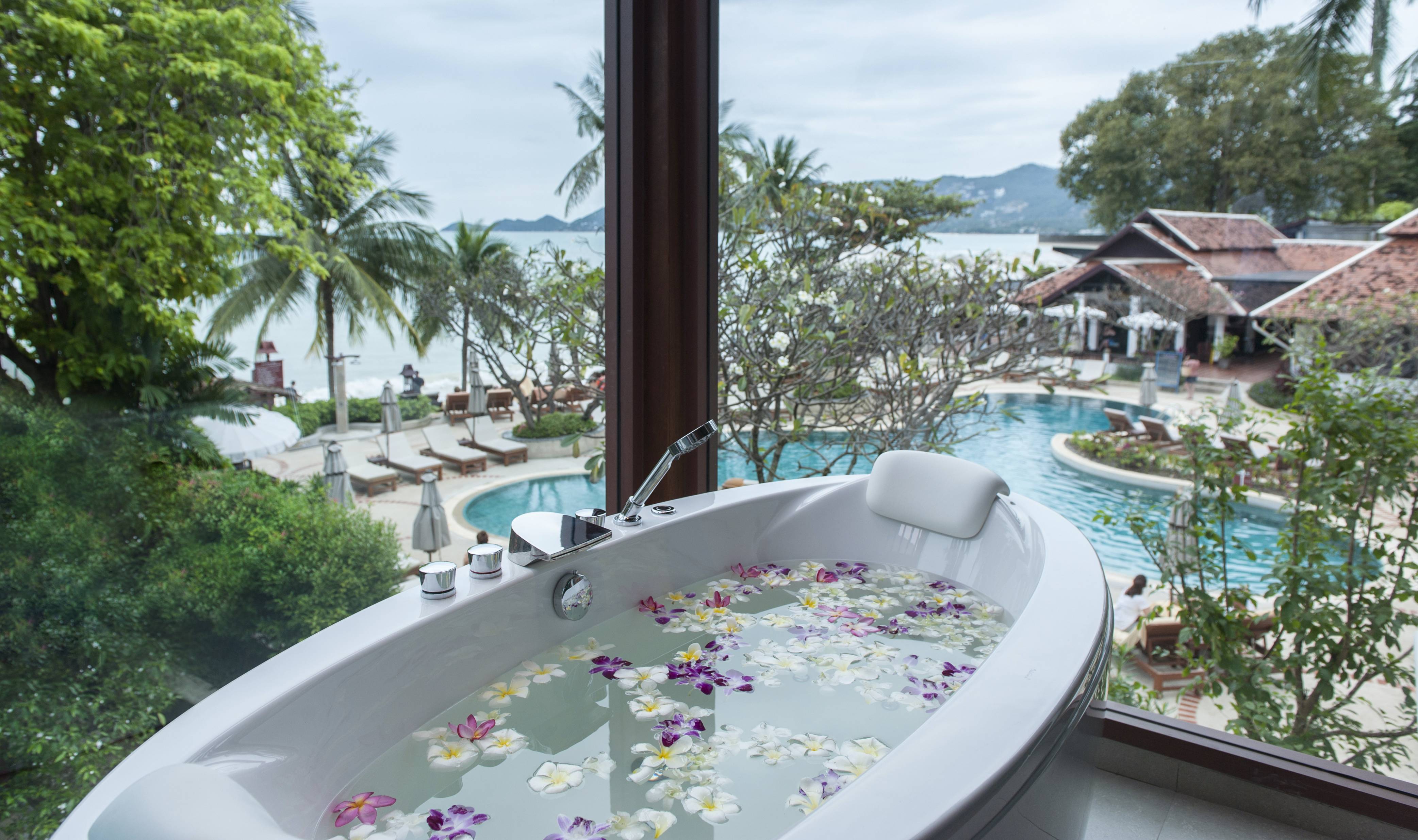 Grand Premier Family badkamer in het Chaweng Regent Beach Resort op Koh Samui in Thailand