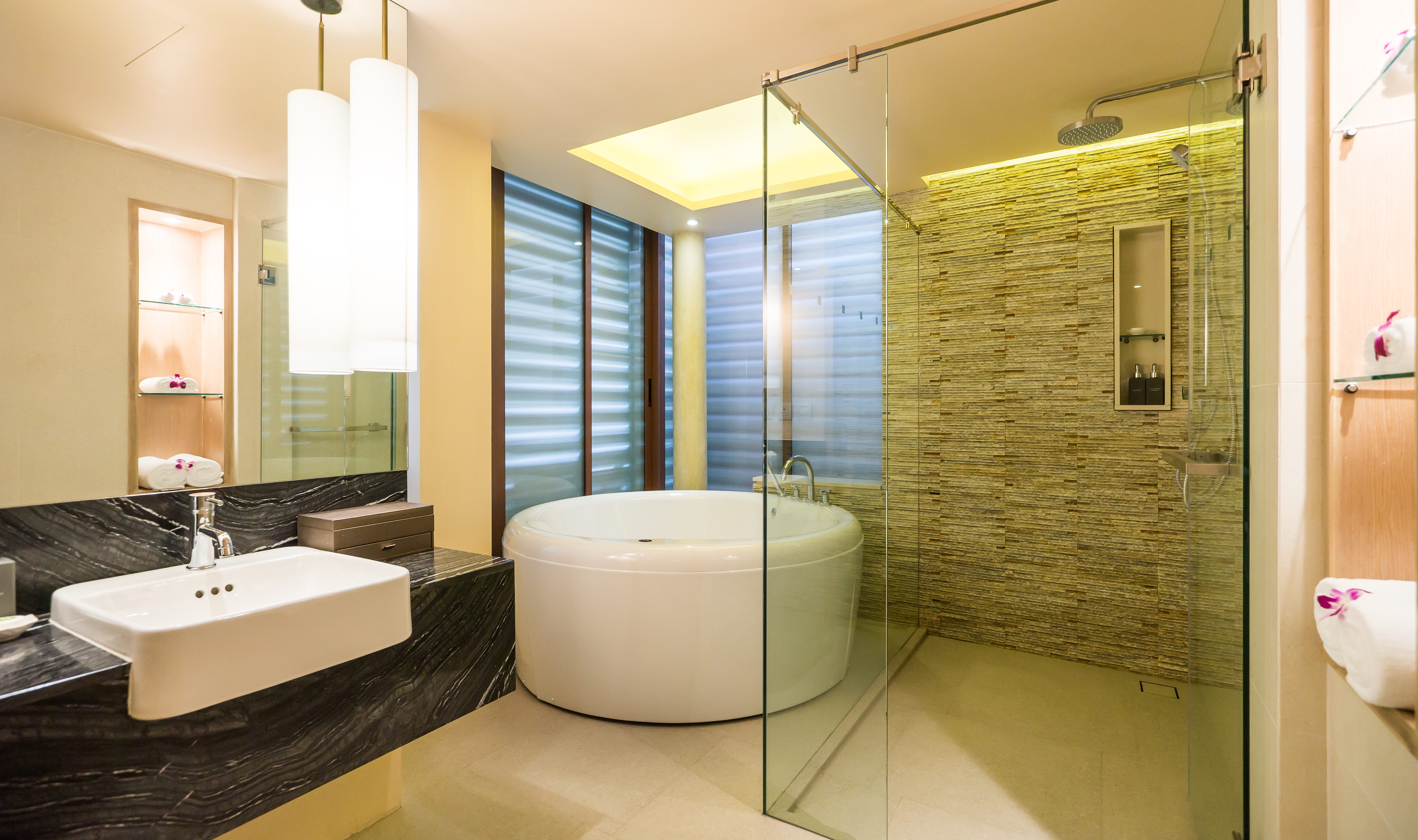 Premier kamer badkamer in het Chaweng Regent Beach Resort op Koh Samui in Thailand