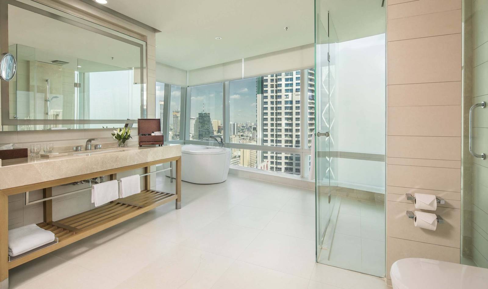 Executive Deluxe badkamer in het Eastin Grand Hotel Sathorn in Bangkok in Thailand