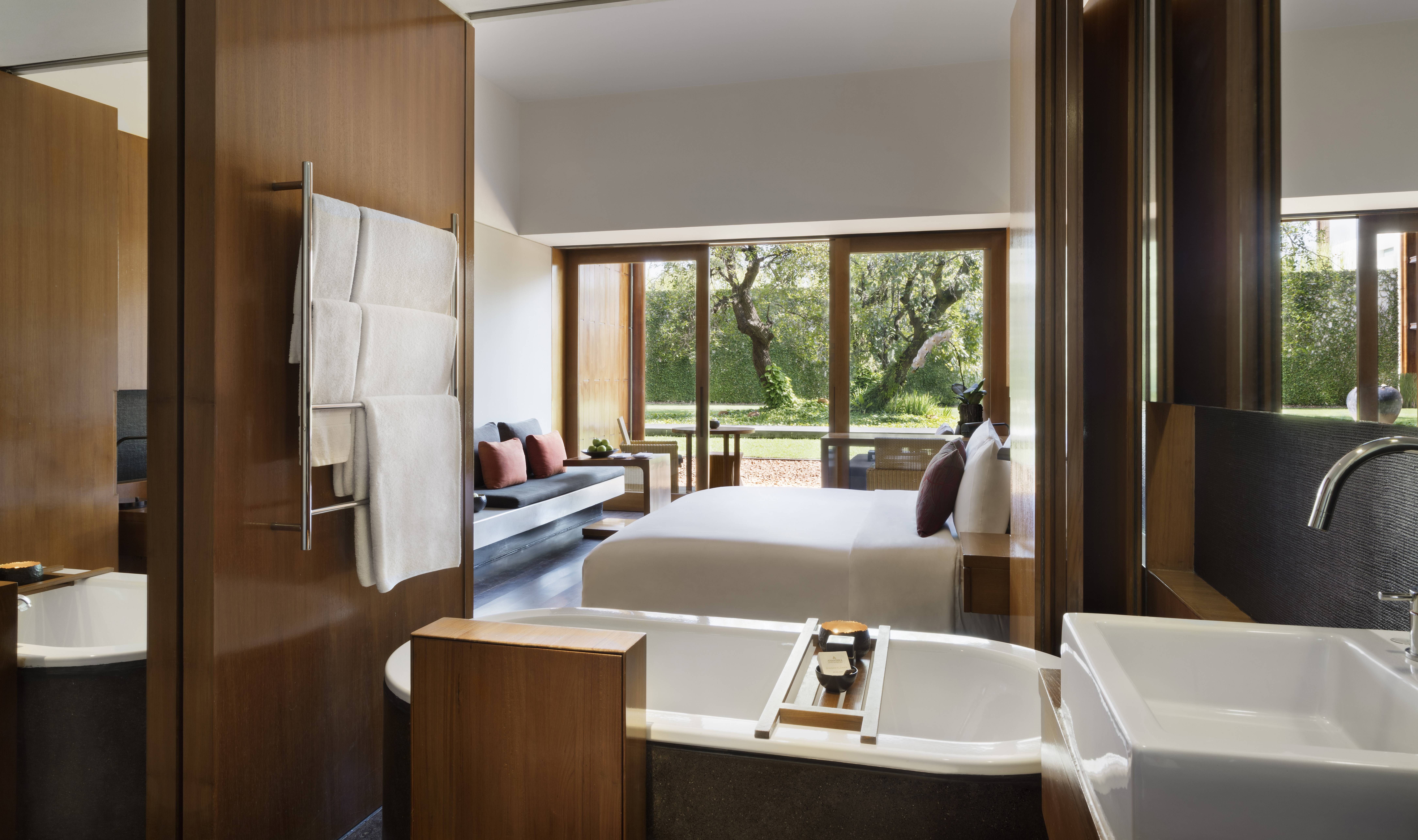 Deluxe Gardenview kamer badkamer in het Anantara Chiang Mai in Thailand