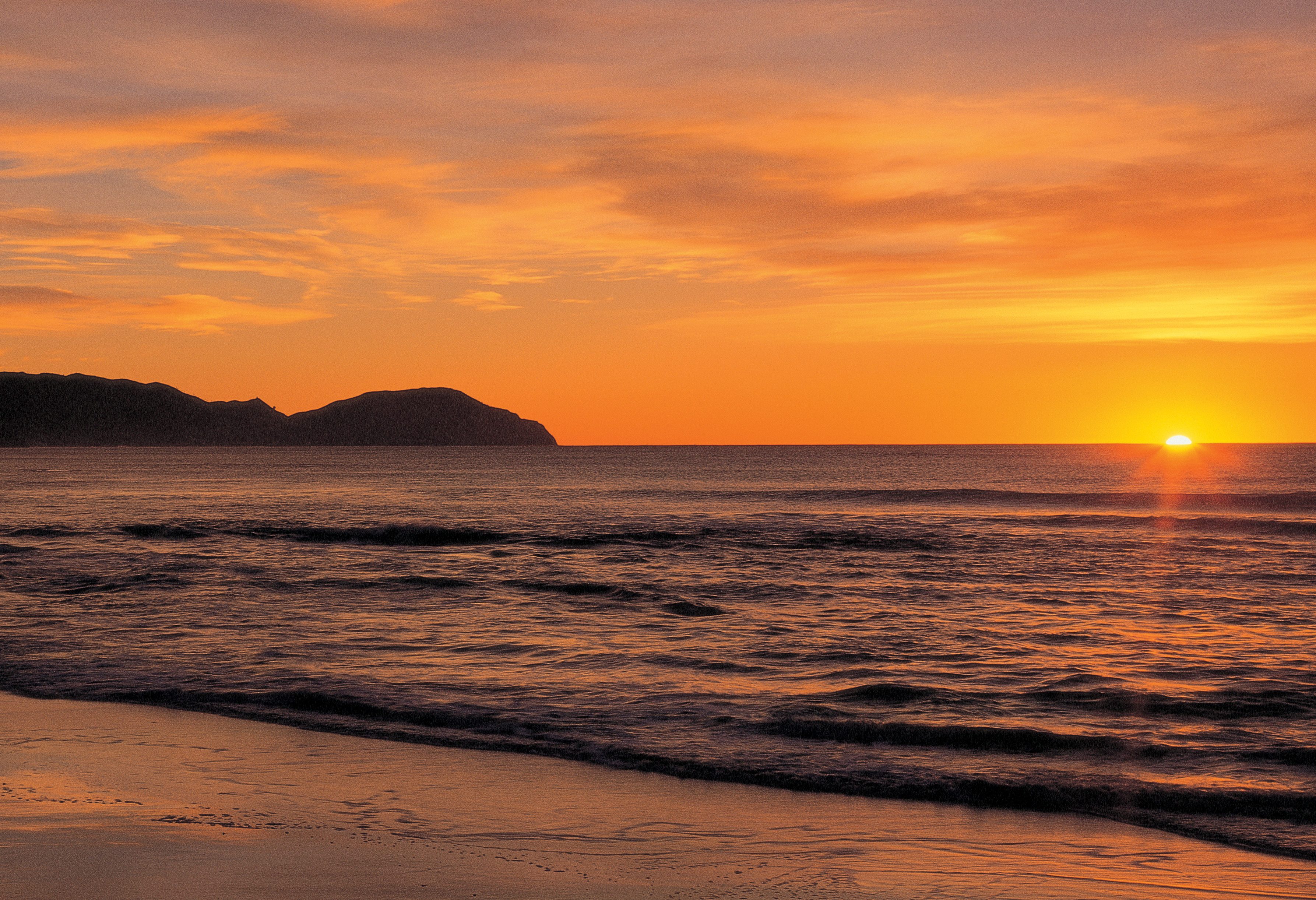 Aanschouw als eerste de zon bij Gisborne in Nieuw-Zeeland
