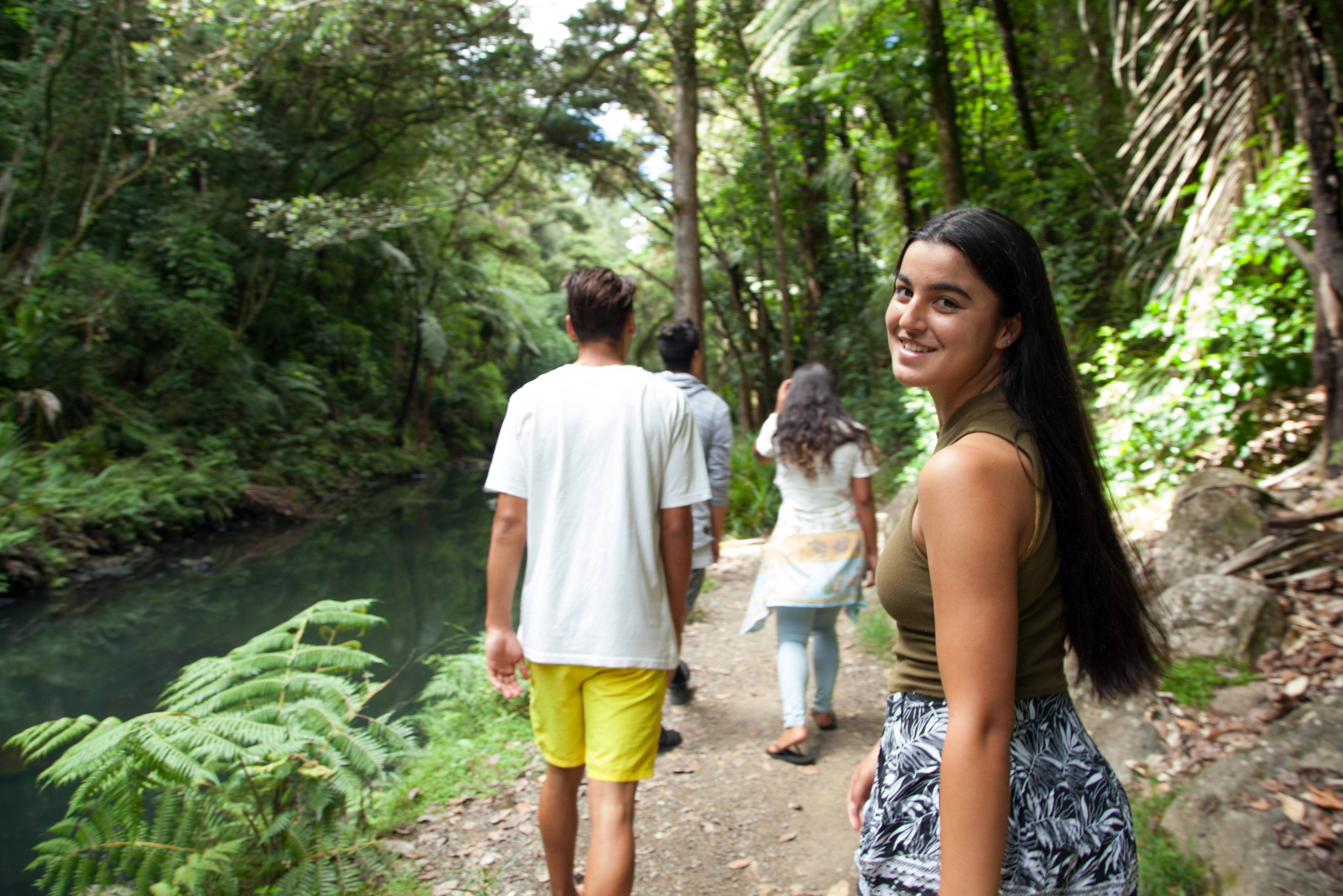 Wandelen naar de Whangarei watervallen in NIeuw-Zeeland
