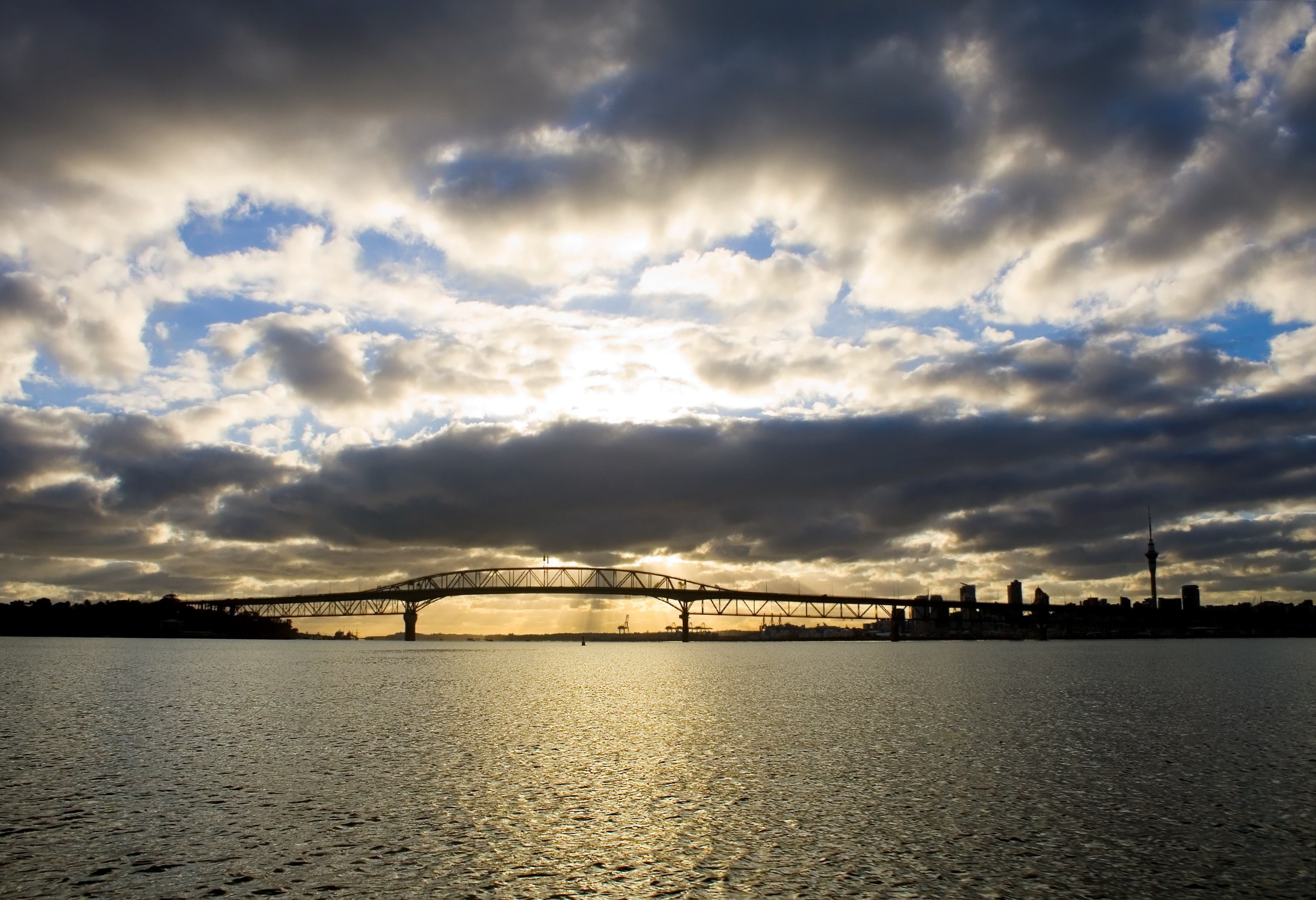 Skyline van Auckland bij zonsondergang in Nieuw-Zeeland