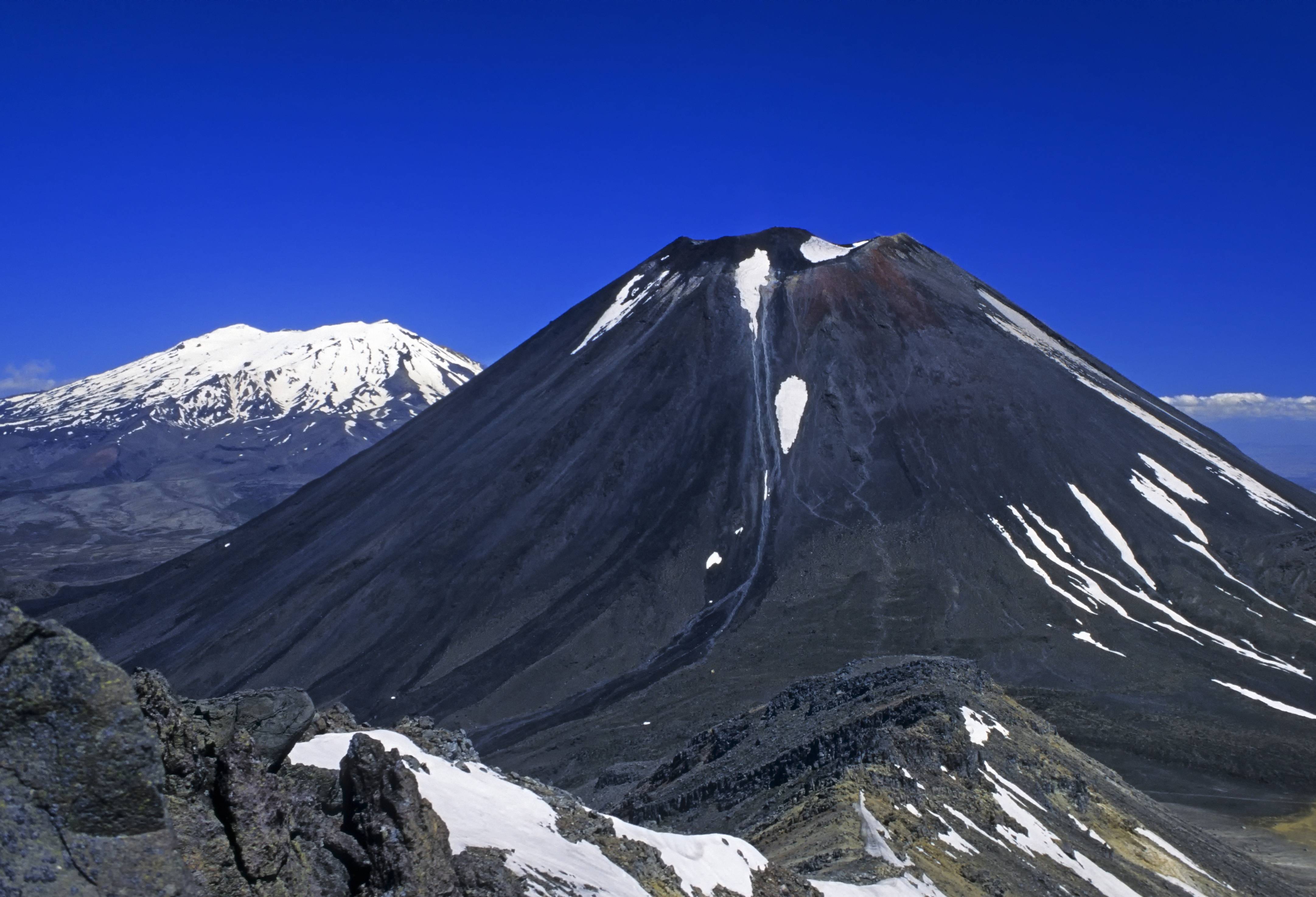 Mount Ruapehu en Mount Ngauruhoe in Tongariro National Park in Nieuw-Zeeland