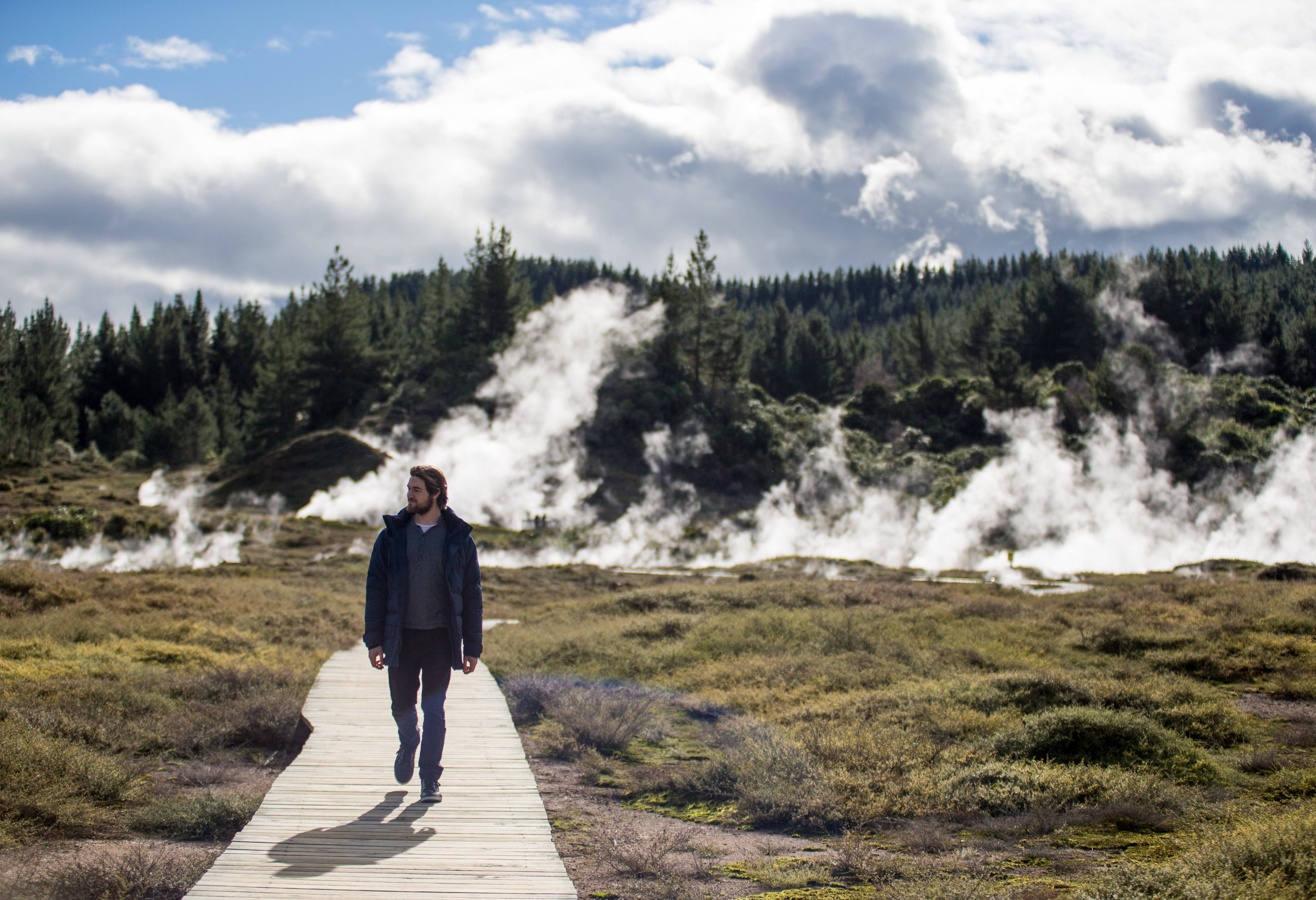 Wandelen in de Craters of the Moon vallei in Nieuw-Zeeland