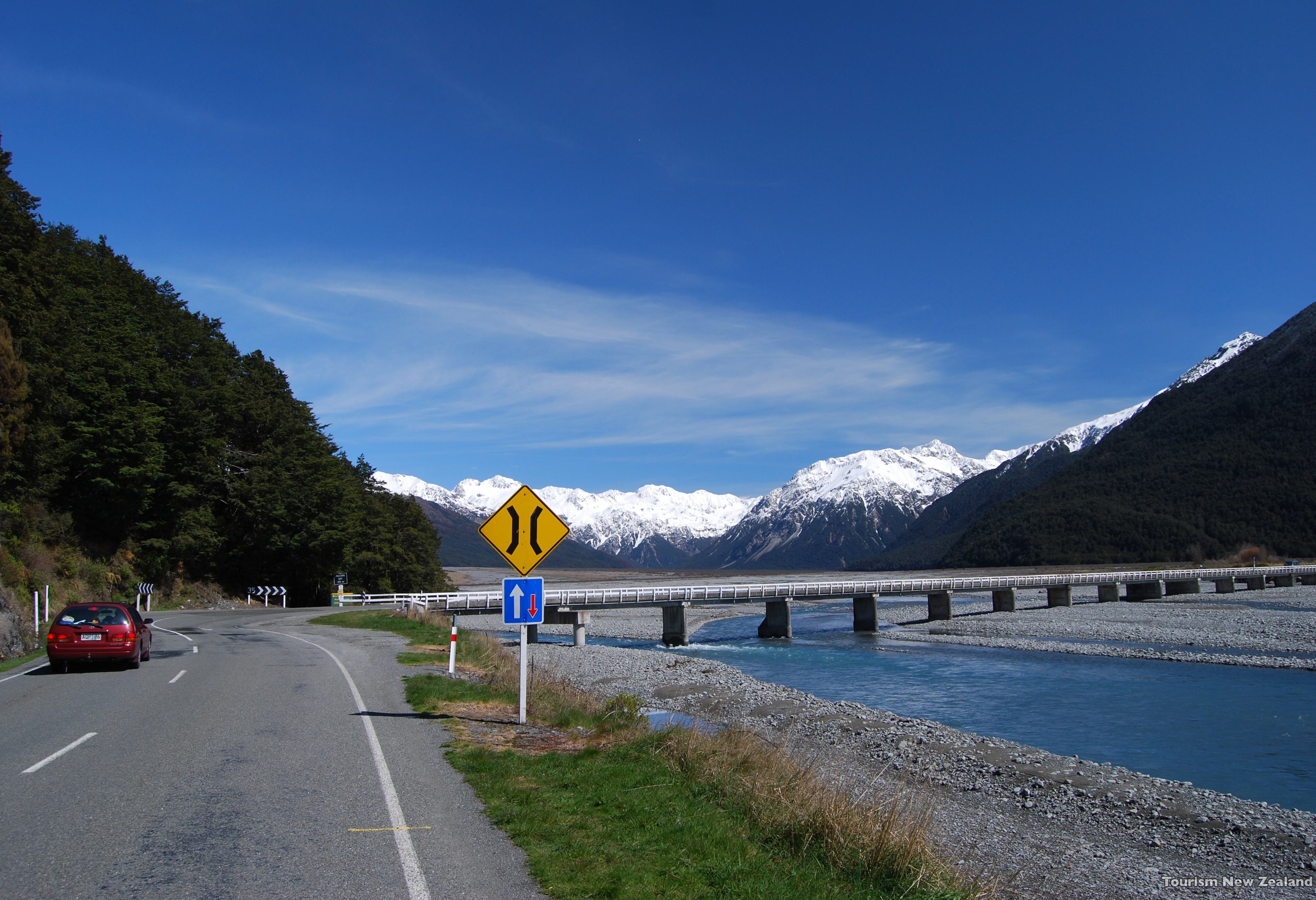 Rijden in Arthur's Pass National Park in Nieuw-Zeeland