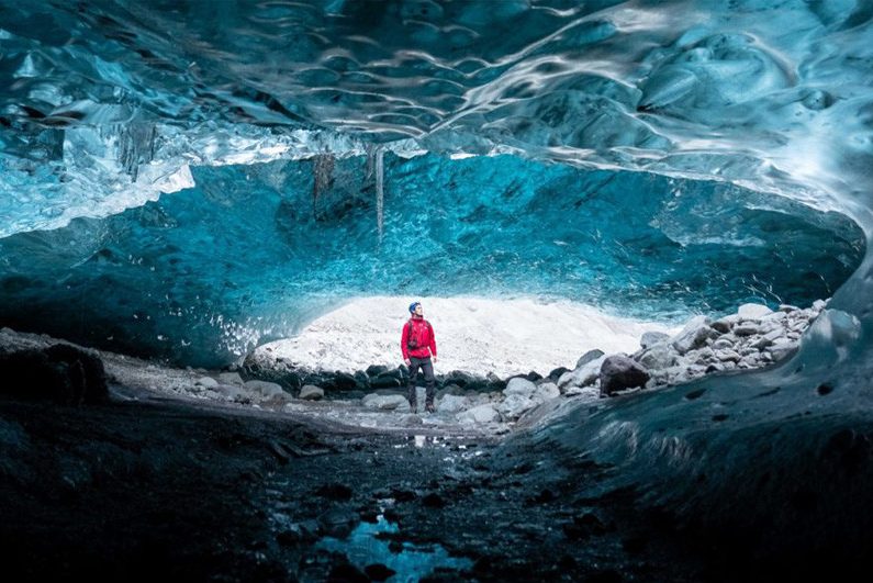 man in ijs grot Breiðamerkurjökull ijsland