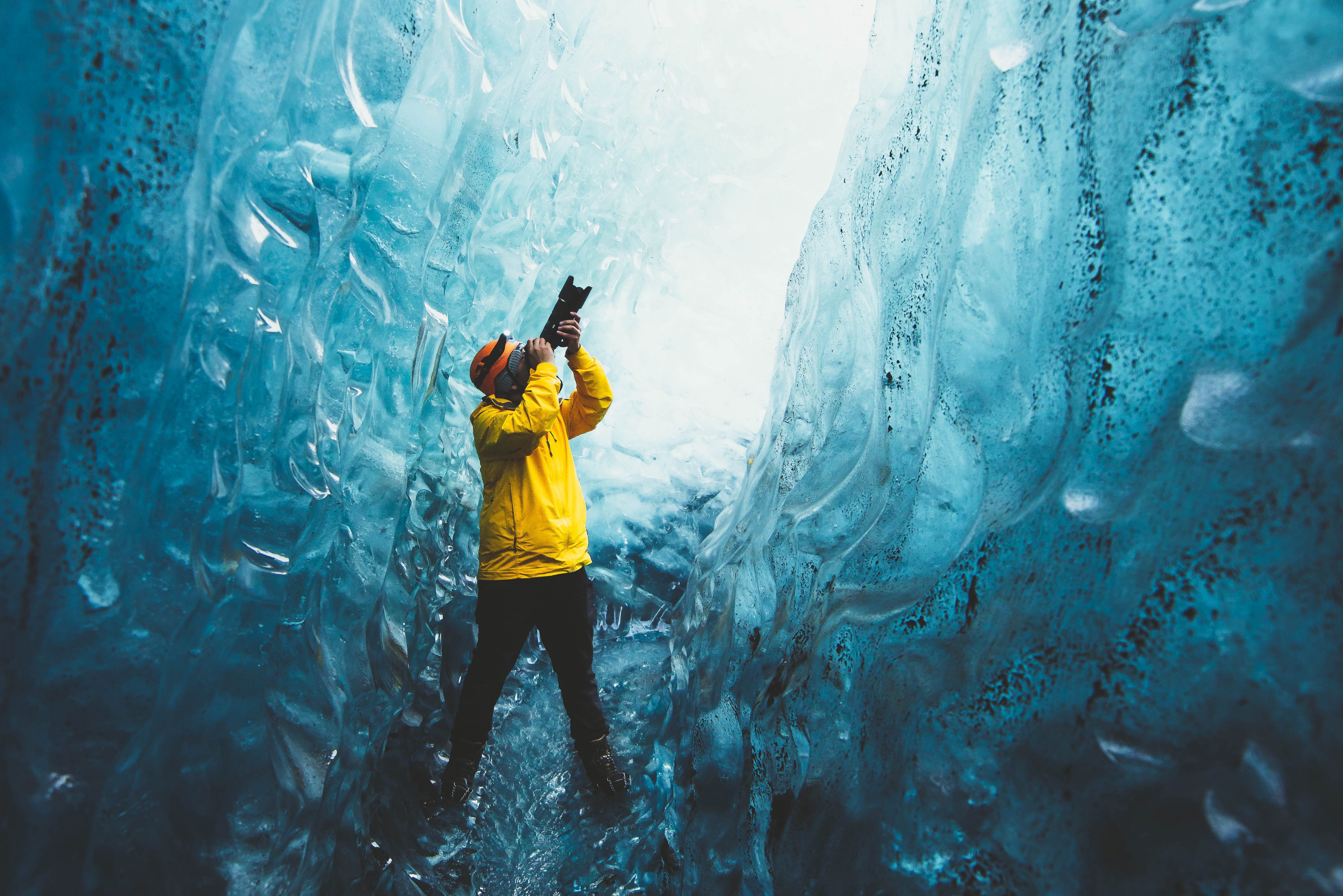 man in ijs grot Breiðamerkurjökull ijsland