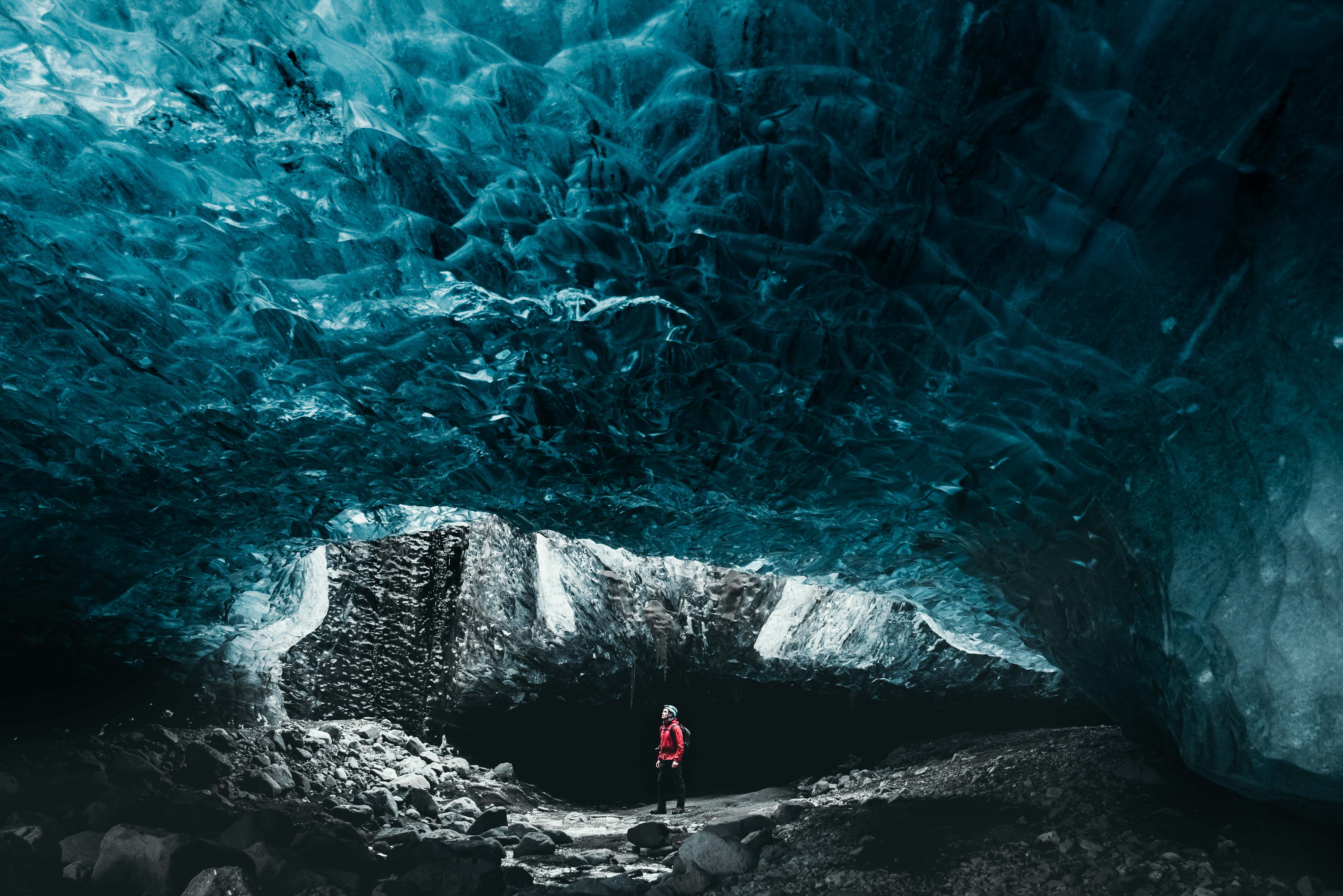 man in ijs grot Breiðamerkurjökull ijsland