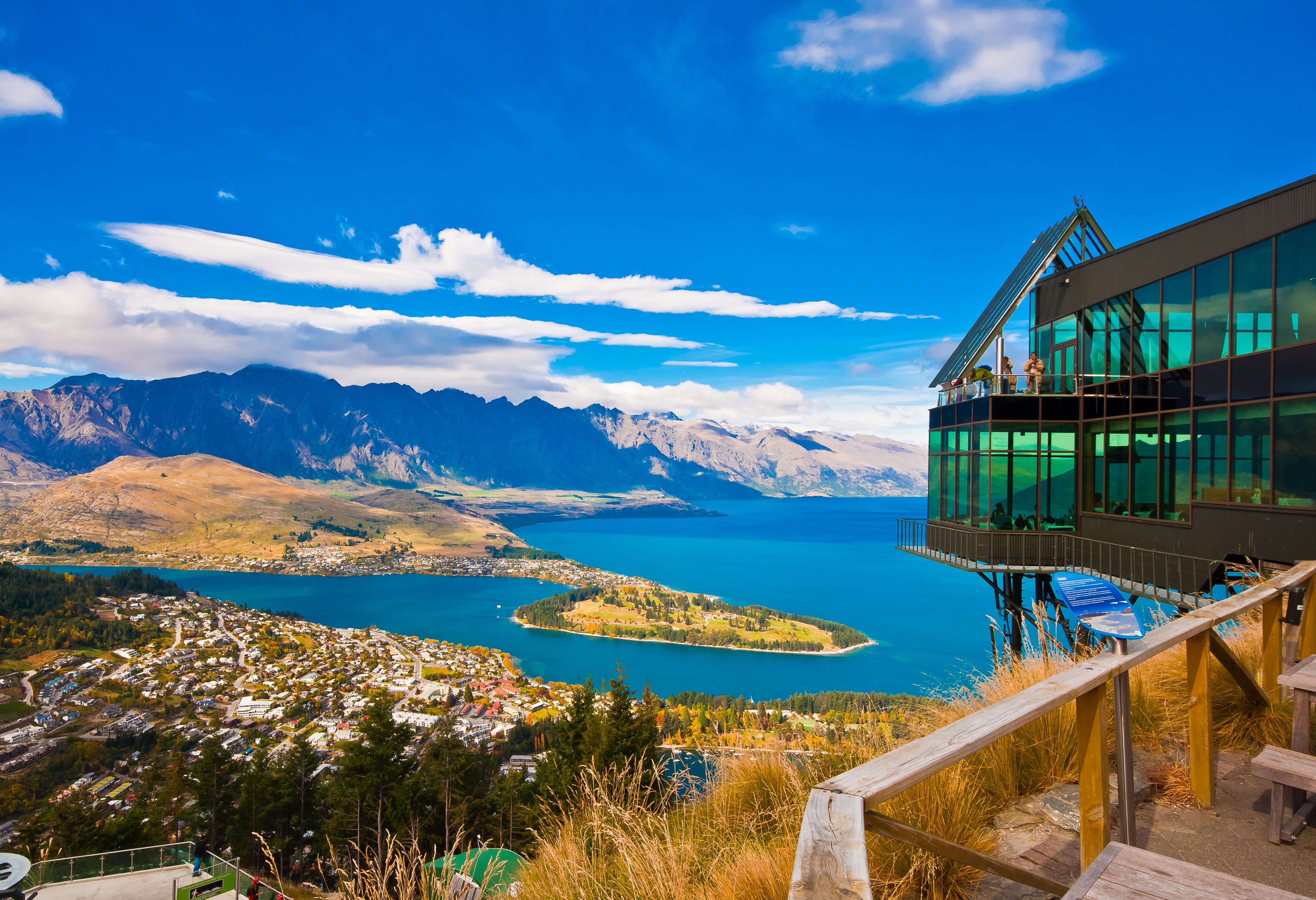 Uitzicht over Queenstown en Lake Wakatipu in Nieuw-Zeeland