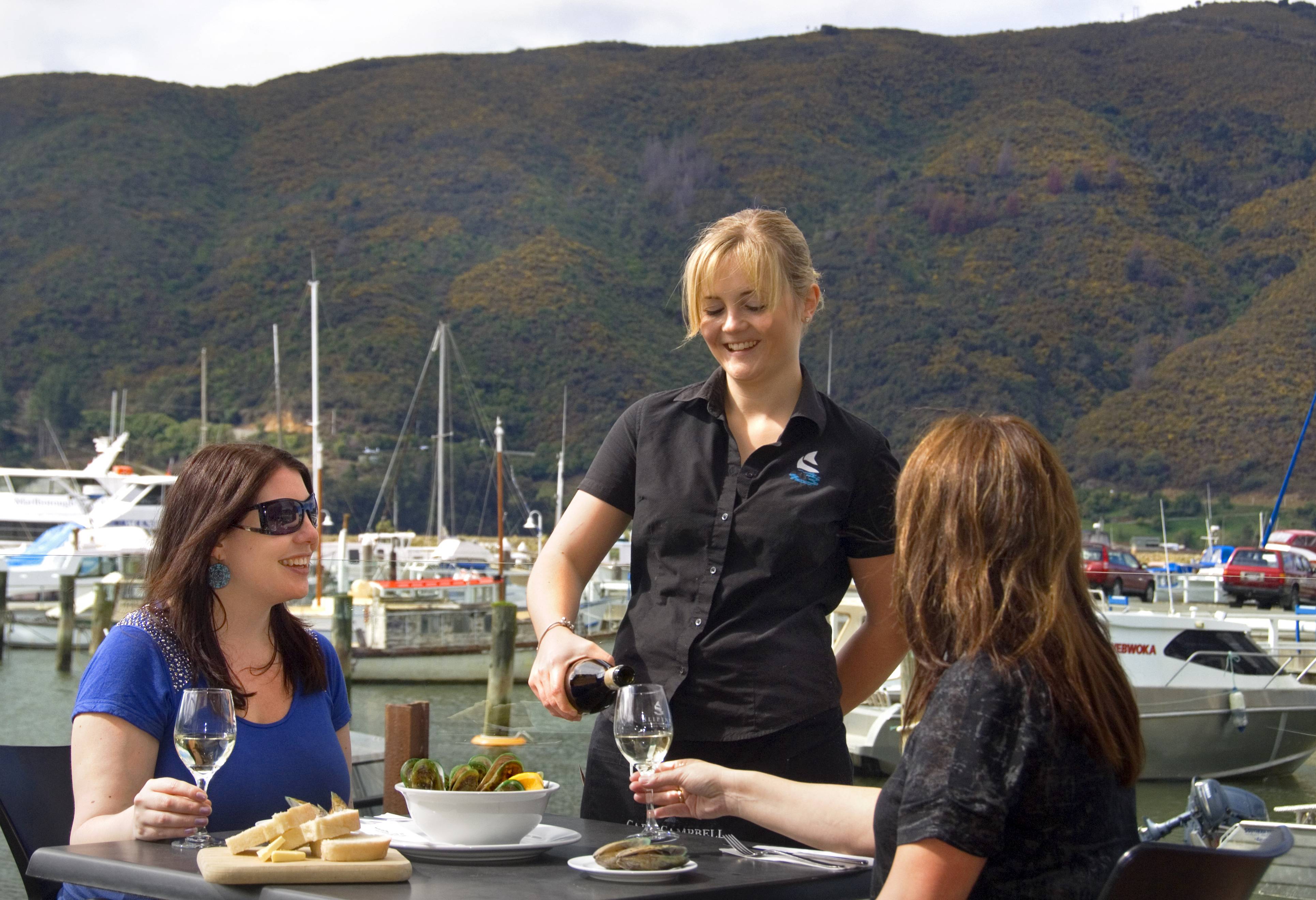 Genieten van mosselen en wijnen in Havelock in Nieuw-Zeeland