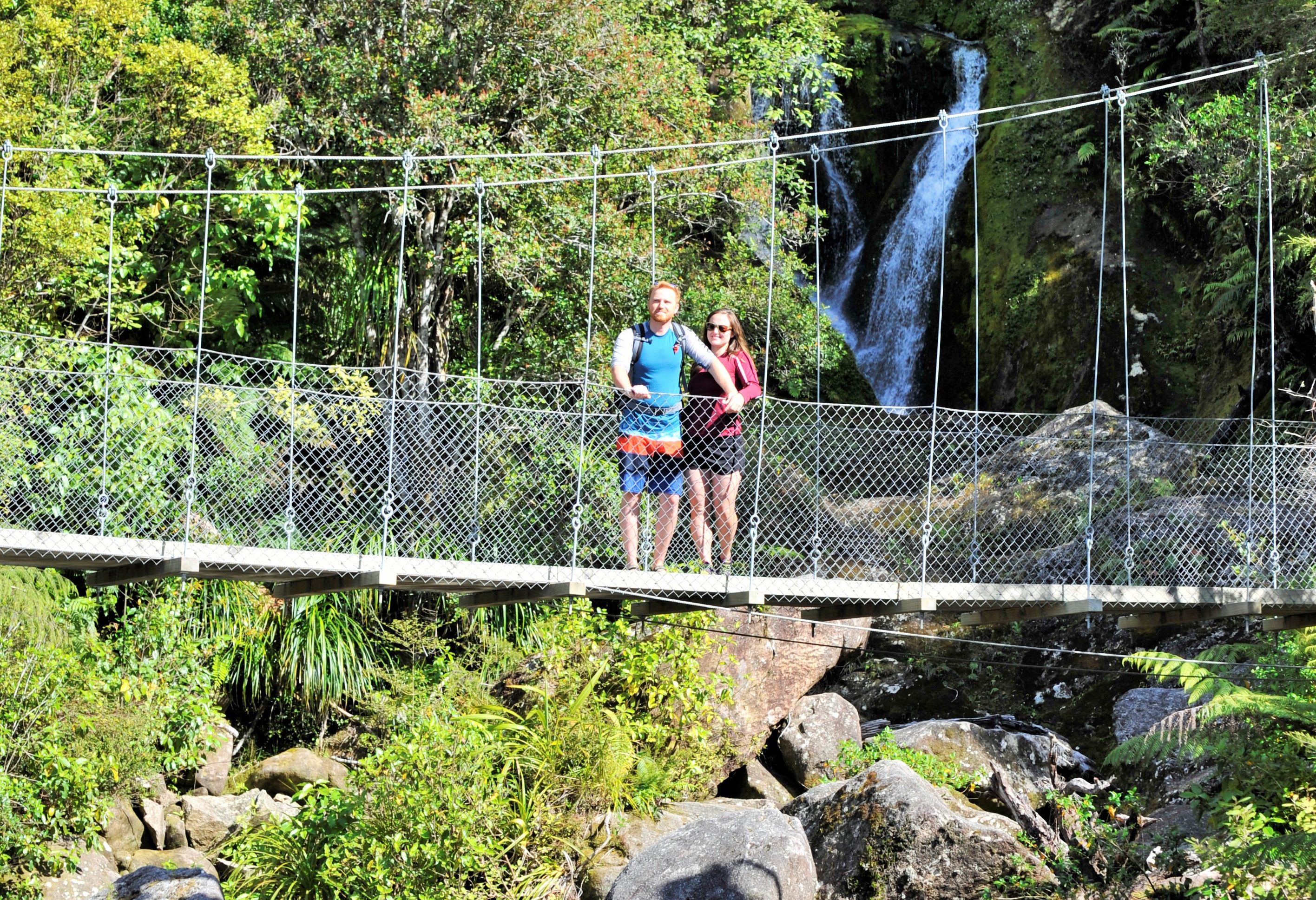 Hangbrug bij Bark Bay watervallen in het Abel Tasman National Park in Nieuw-Zeeland