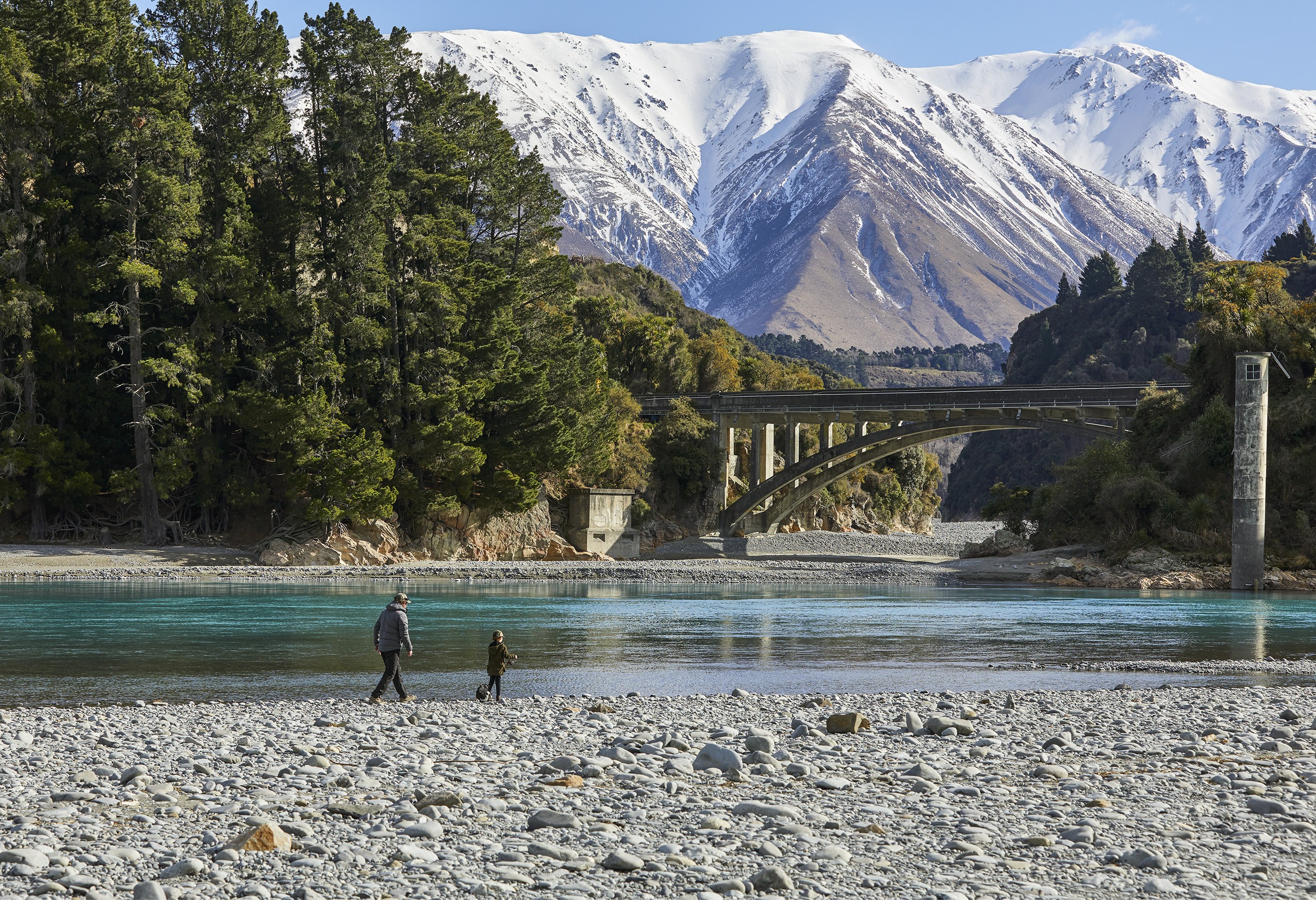 Wandelen langs de Rakaia River in Canterbury in Nieuw-Zeeland