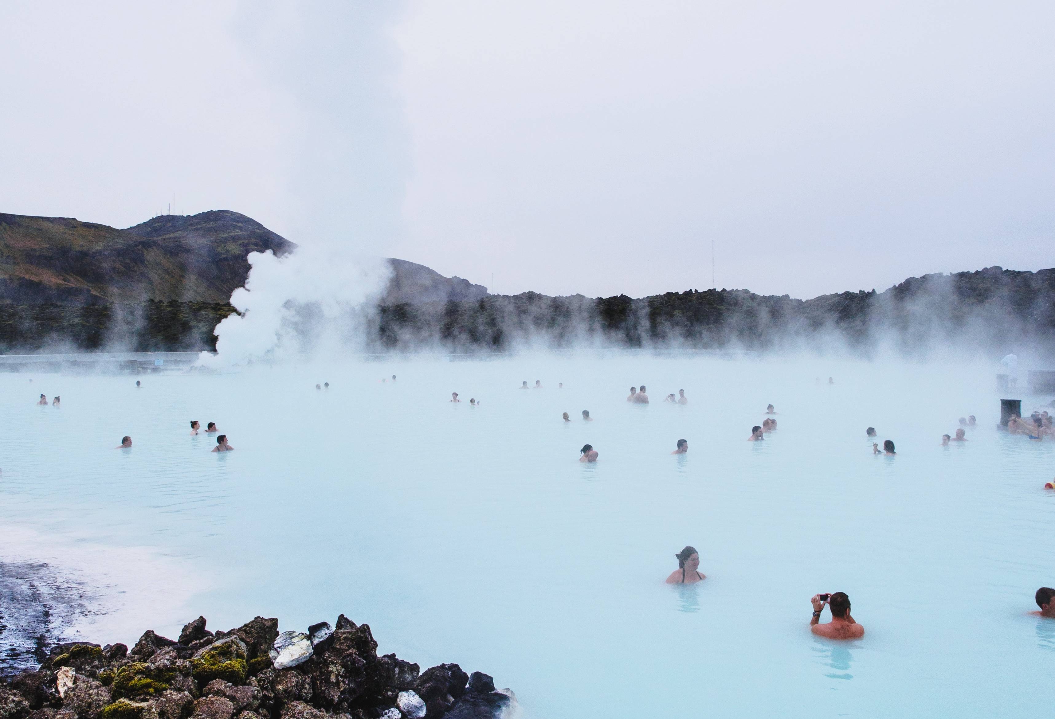 mensen in blue lagoon ijsland