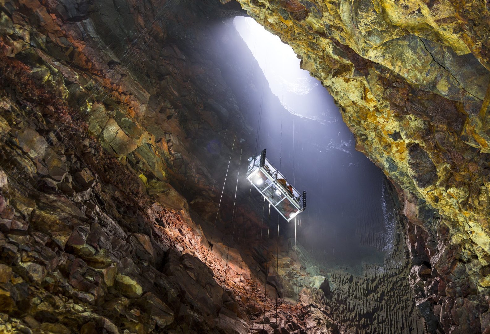 mensen afdalen vulkaan ijsland