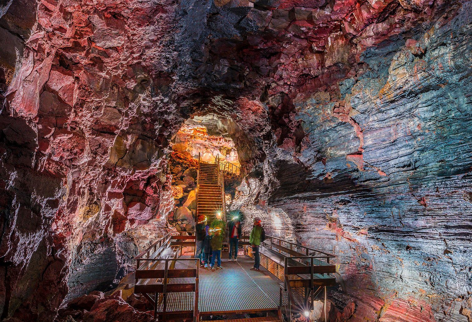 mensen in grot ijsland