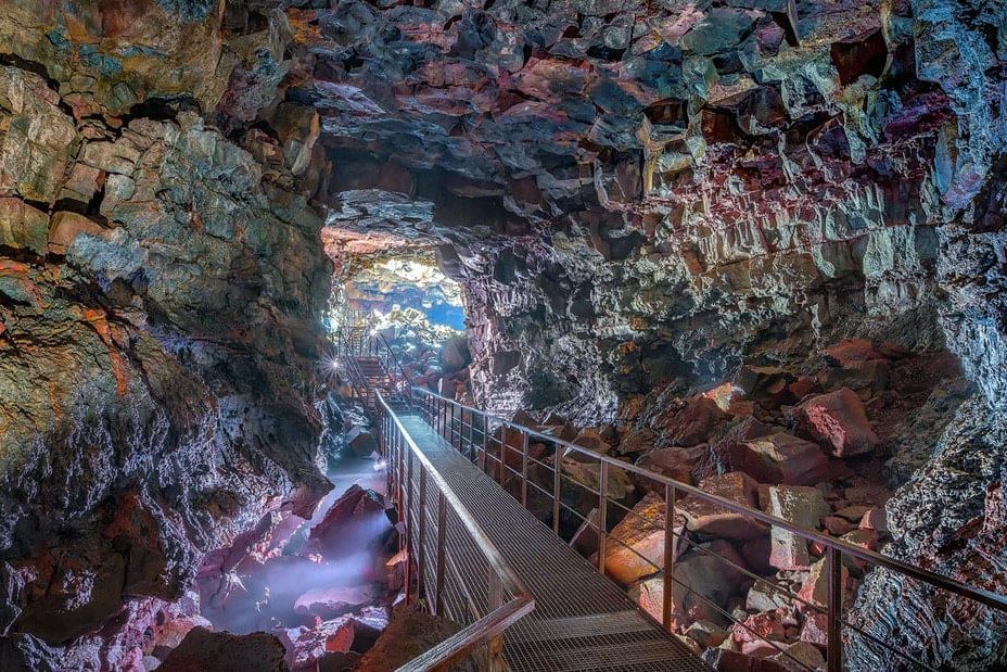 loopbrug in grot ijsland