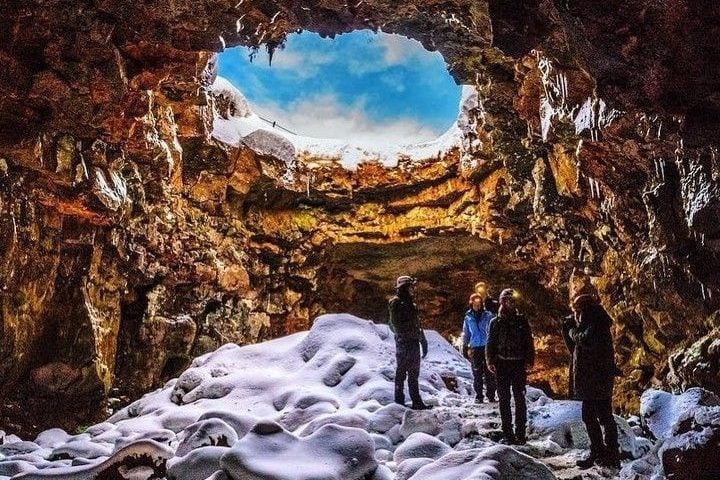 mensen in grot ijsland