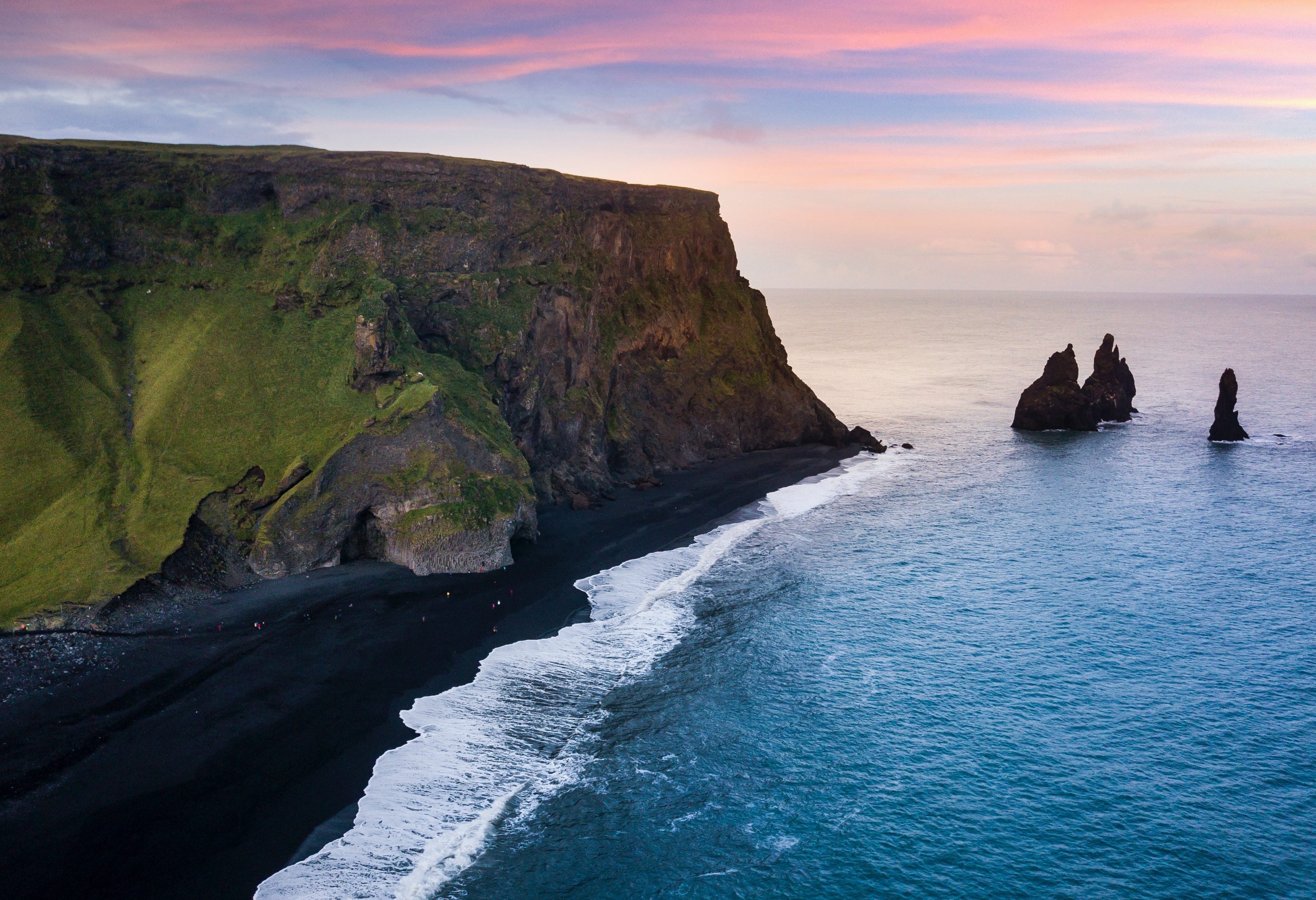Zwarte strand van Reynisfjara in IJsland