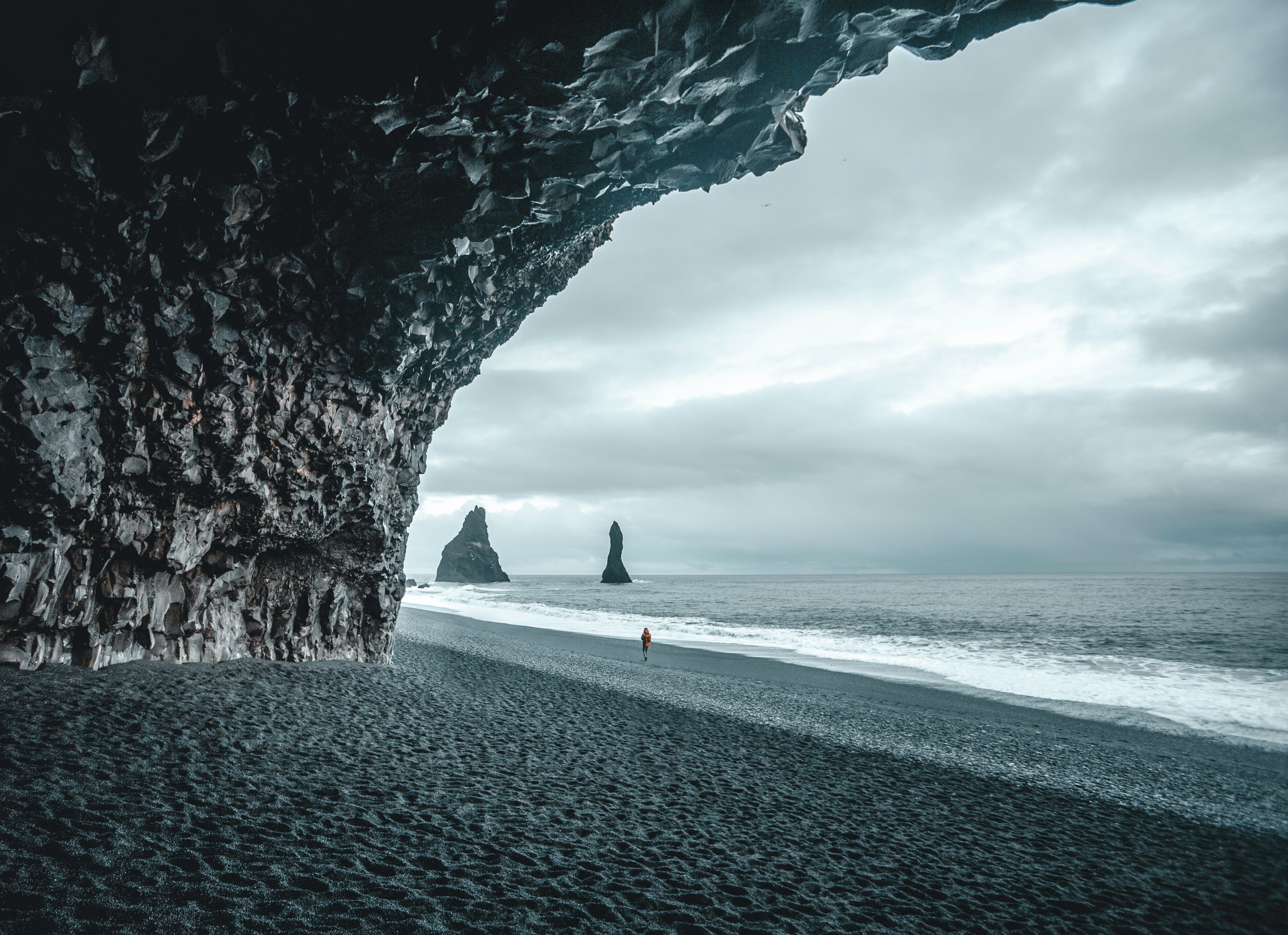 Zwarte strand van Reynisfjara in IJsland