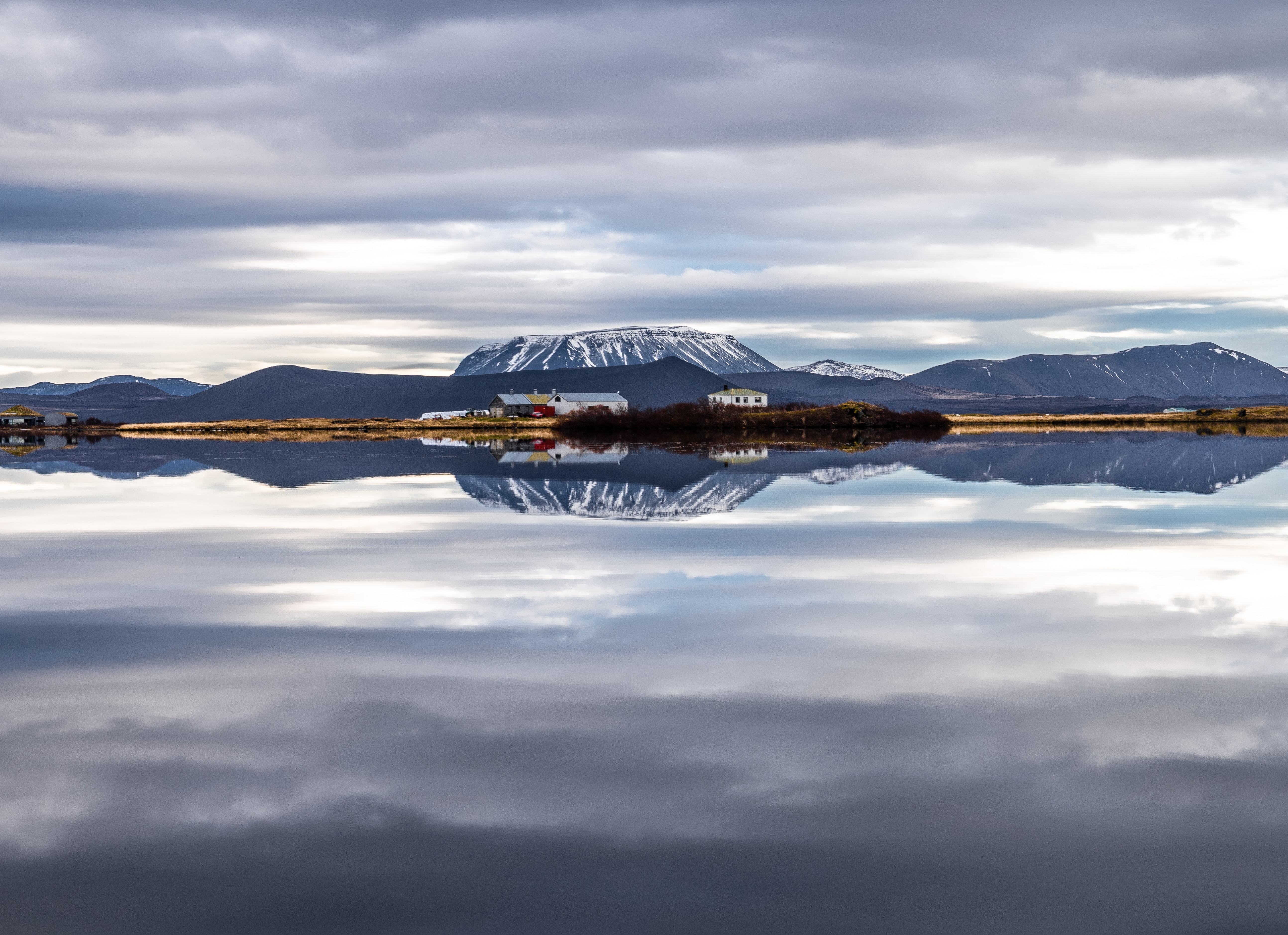 weerspiegeling in Lake Mývatn in IJsland