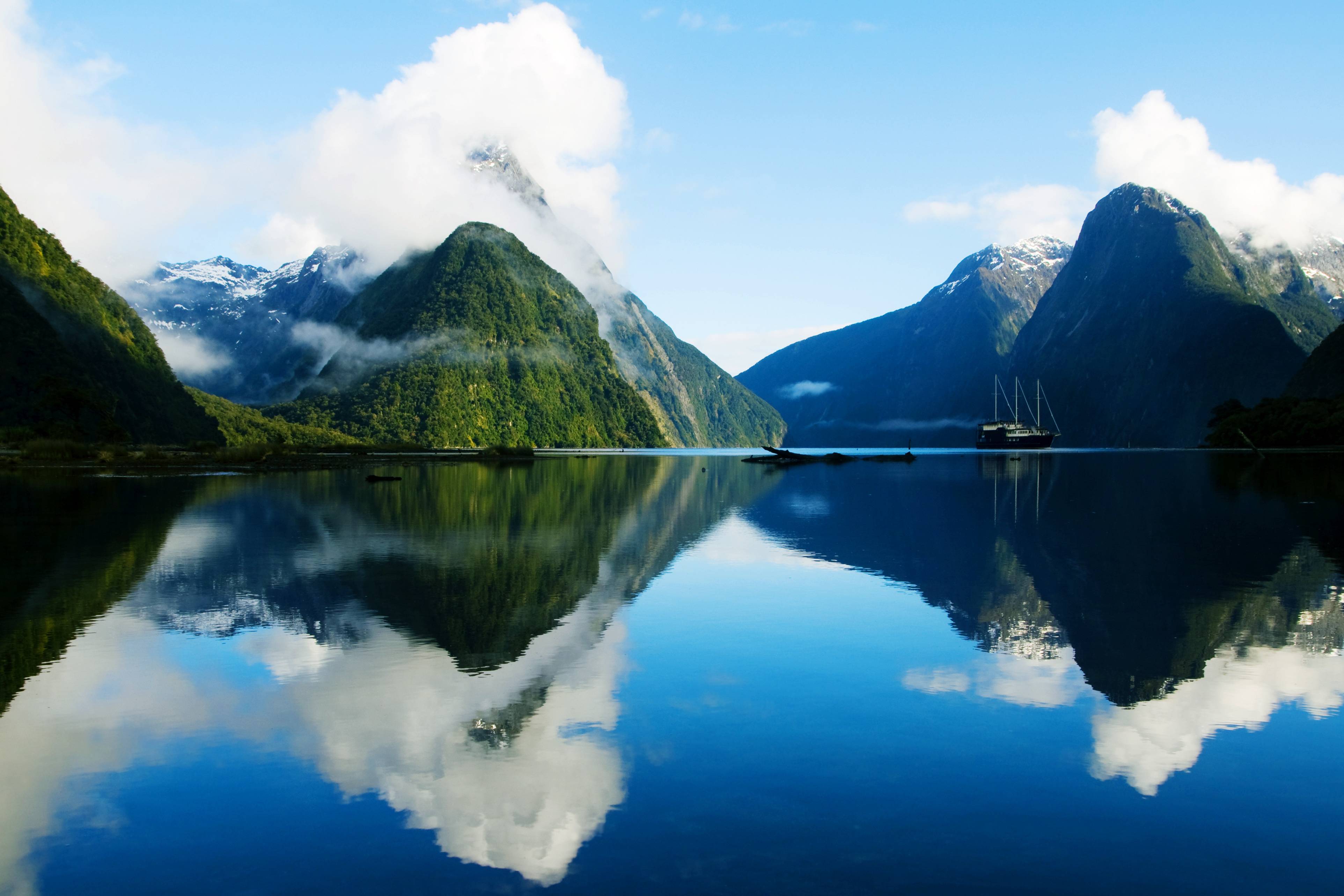 Waterlandschap in de Milford Sound in Nieuw-Zeeland