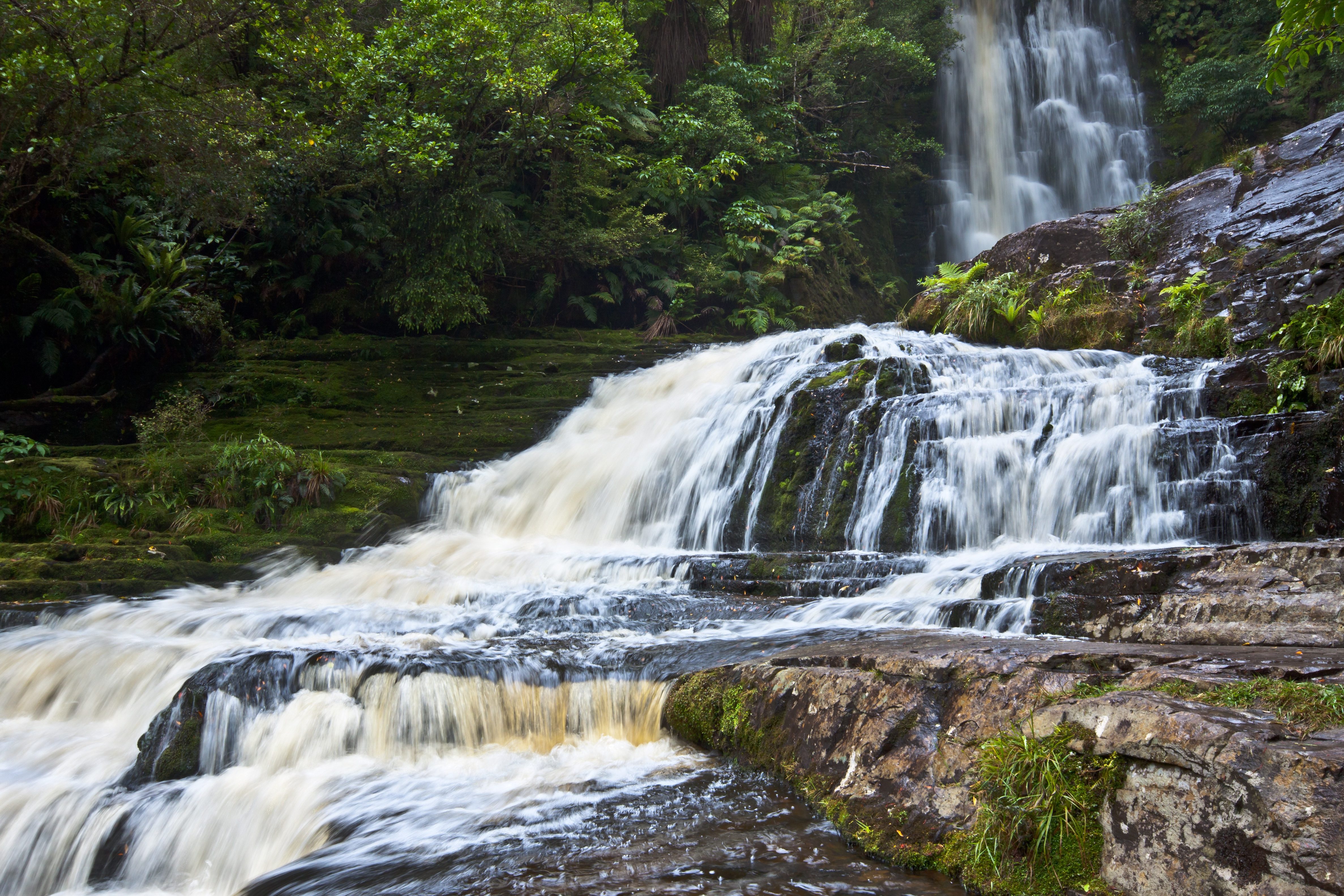 Purakaunui watervallen in The Catlins in Nieuw-Zeeland
