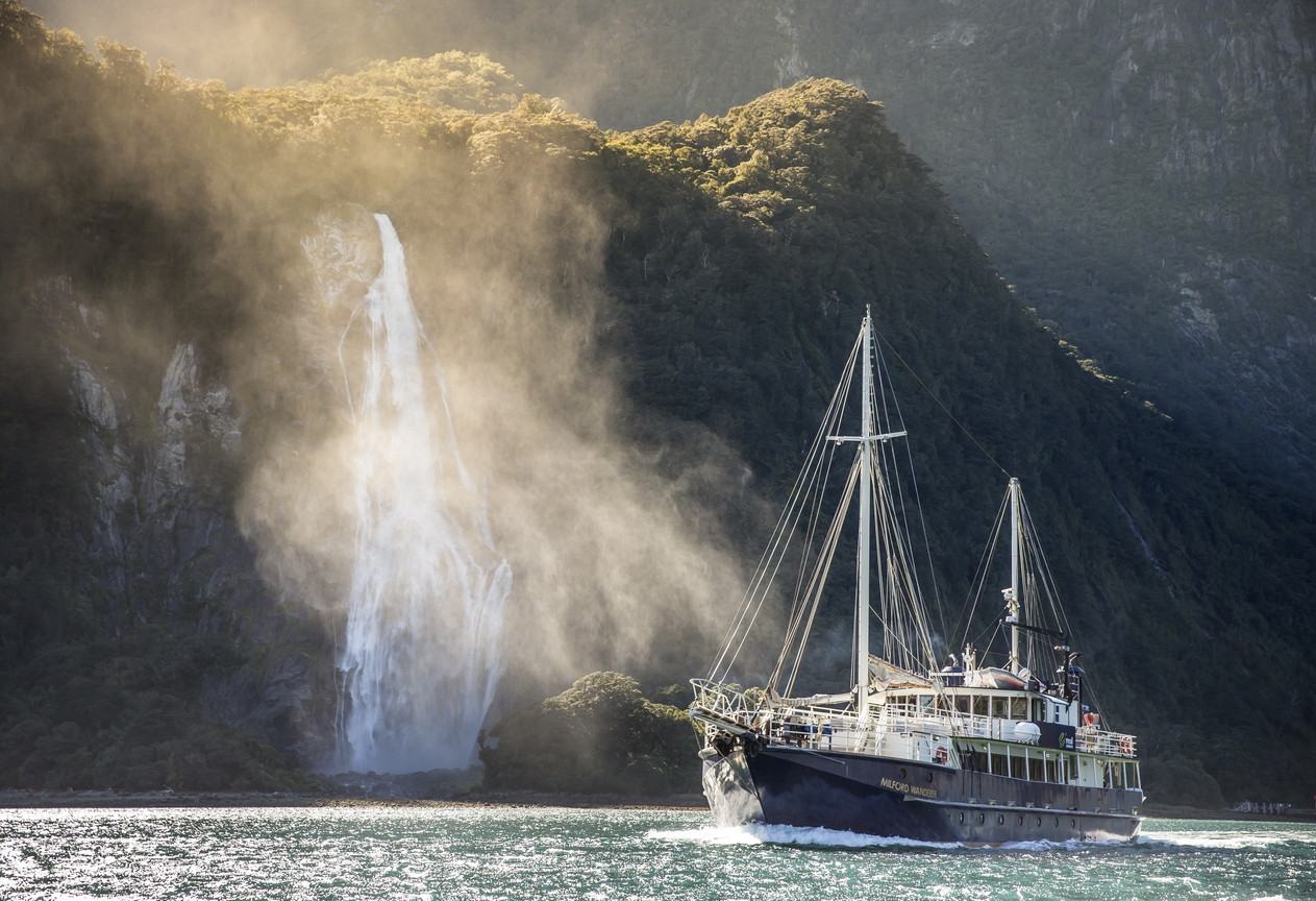 Cruisen door Milford Sound in Nieuw-Zeeland