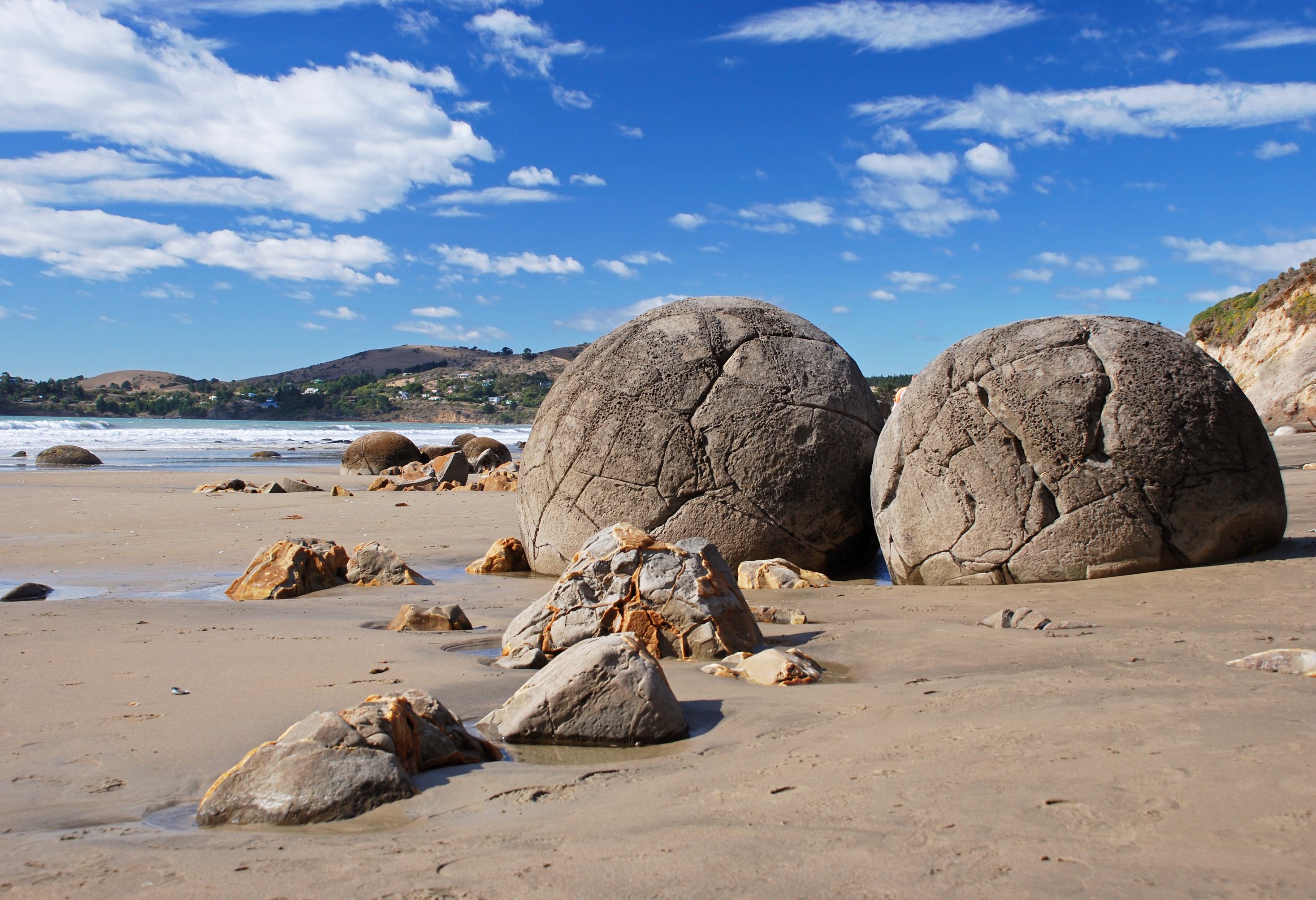 Ronde Moeraki rotsen op Moeraki Beach in Nieuw-Zeeland