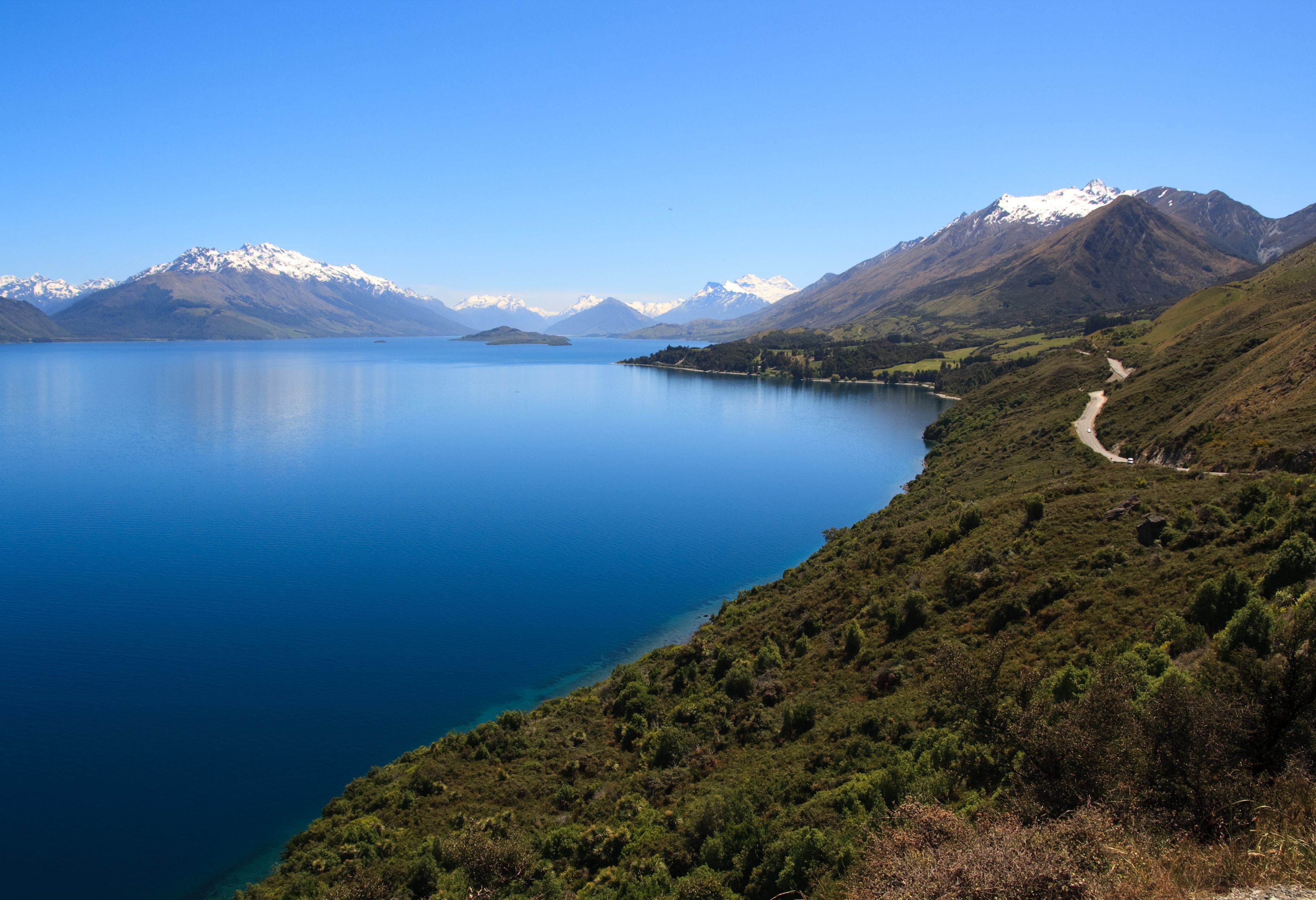 Weg langs Lake Wakatipu bij Queenstown in Nieuw-Zeeland