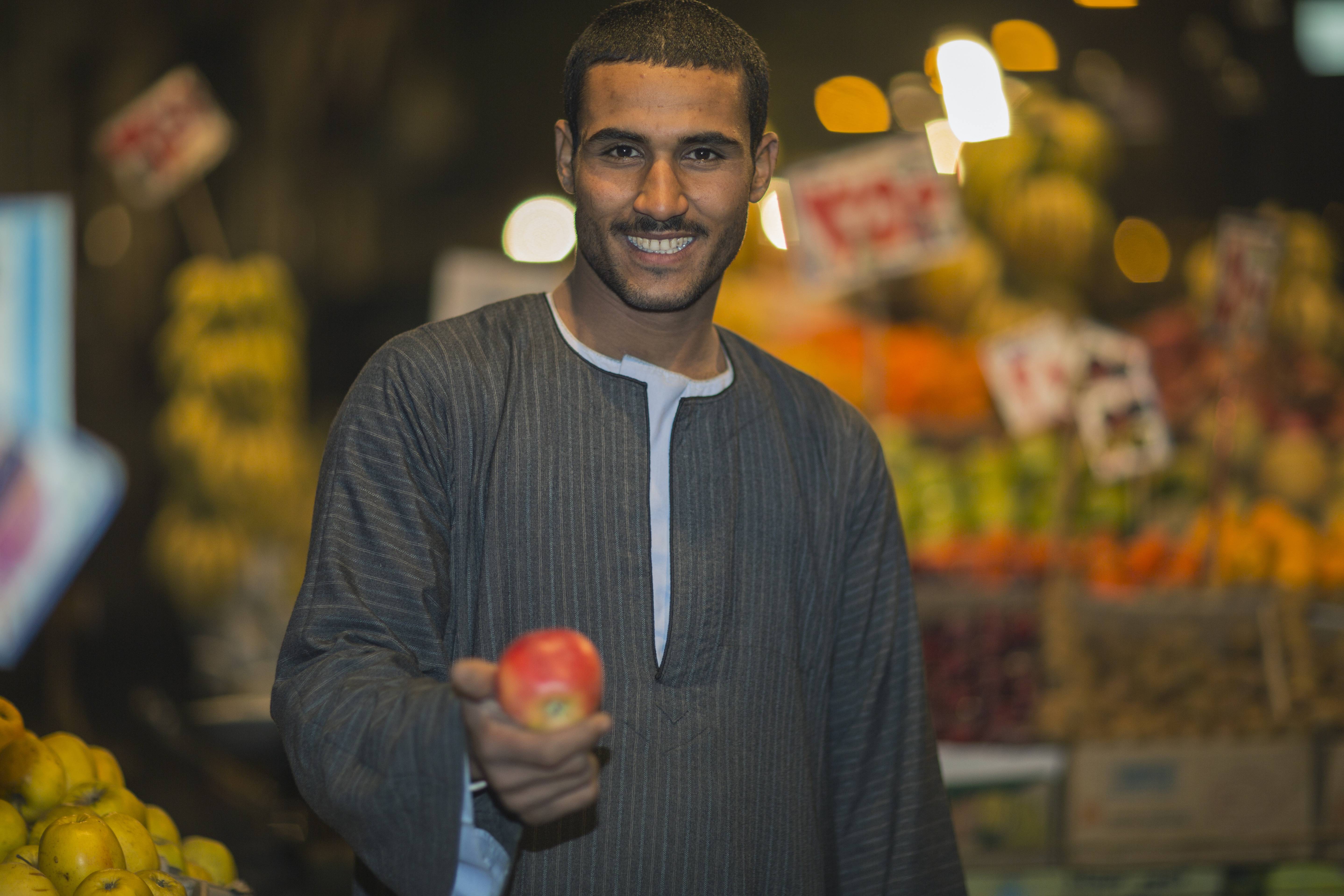 egypte-cairo-verkoper-op-de-groente-en-fruit-souk