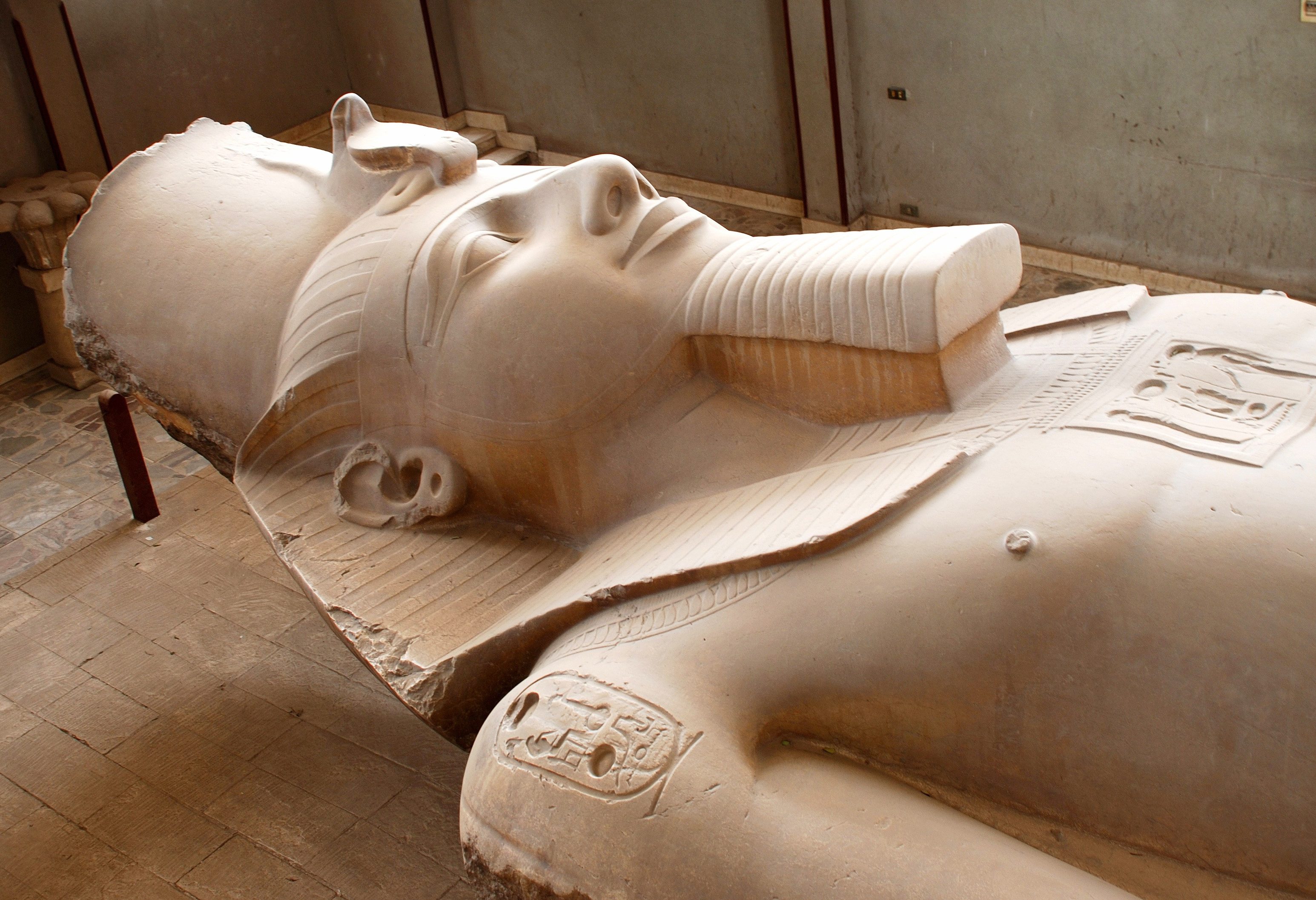 egypte-cairo-excursie-naar-memphis-en-saqqara-beeld-van-ramses-ii