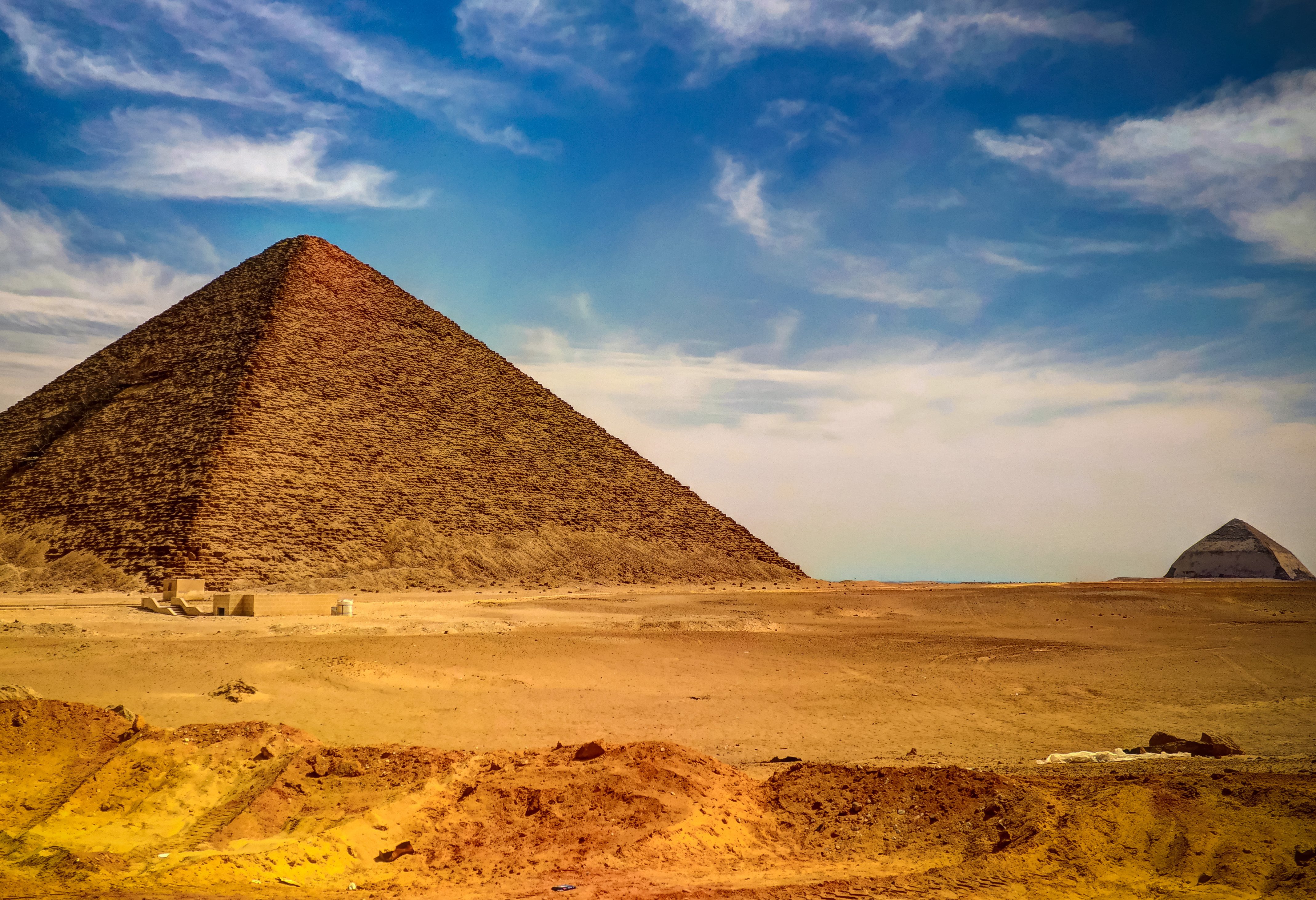 egypte-cairo-dahshur-rode-piramide-met-de-gebogen-of-knik-piramide-van-farao-sneferu-op-de-achtergrond