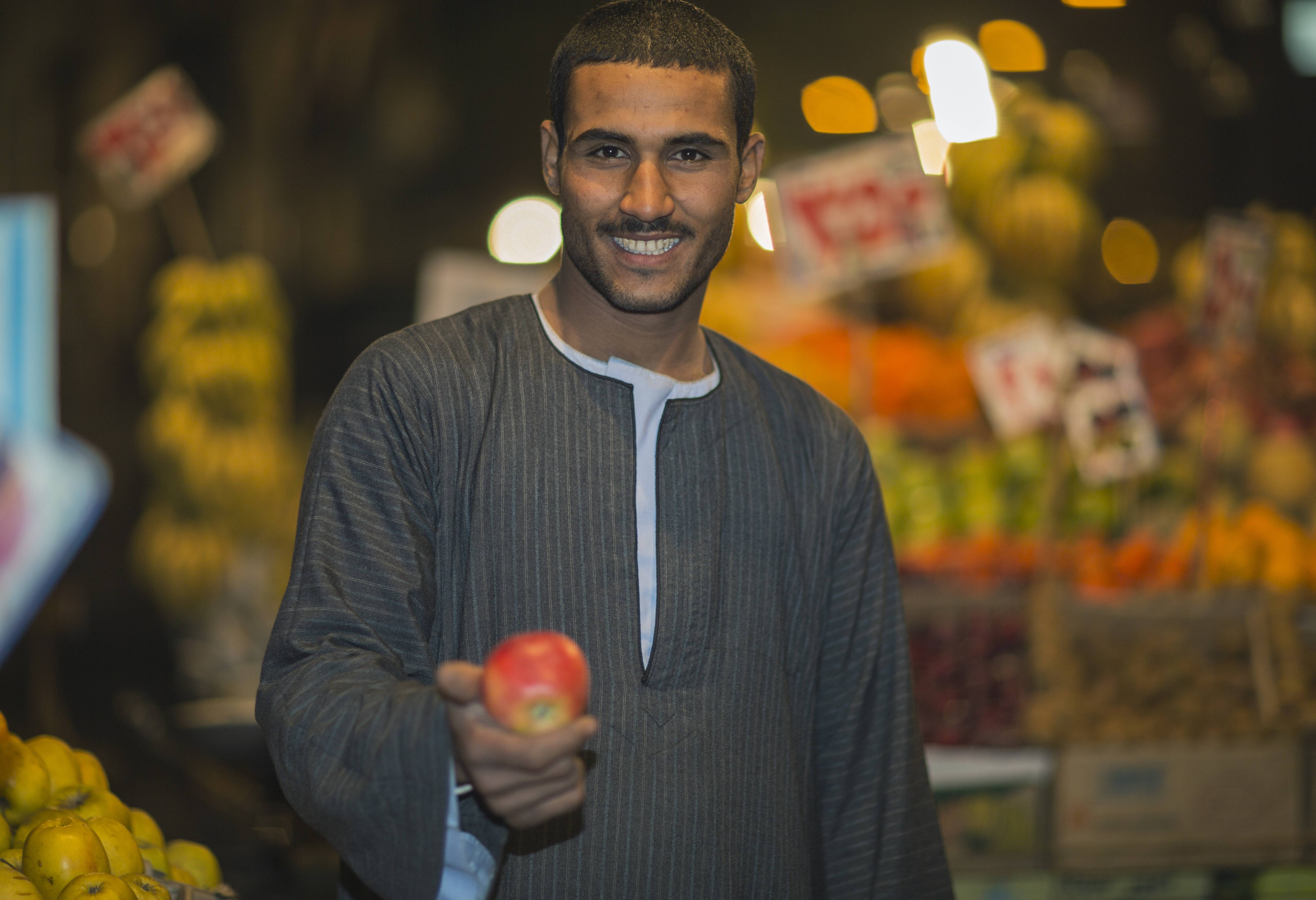 egypte-cairo-verkoper-op-de-groente-en-fruit-souk