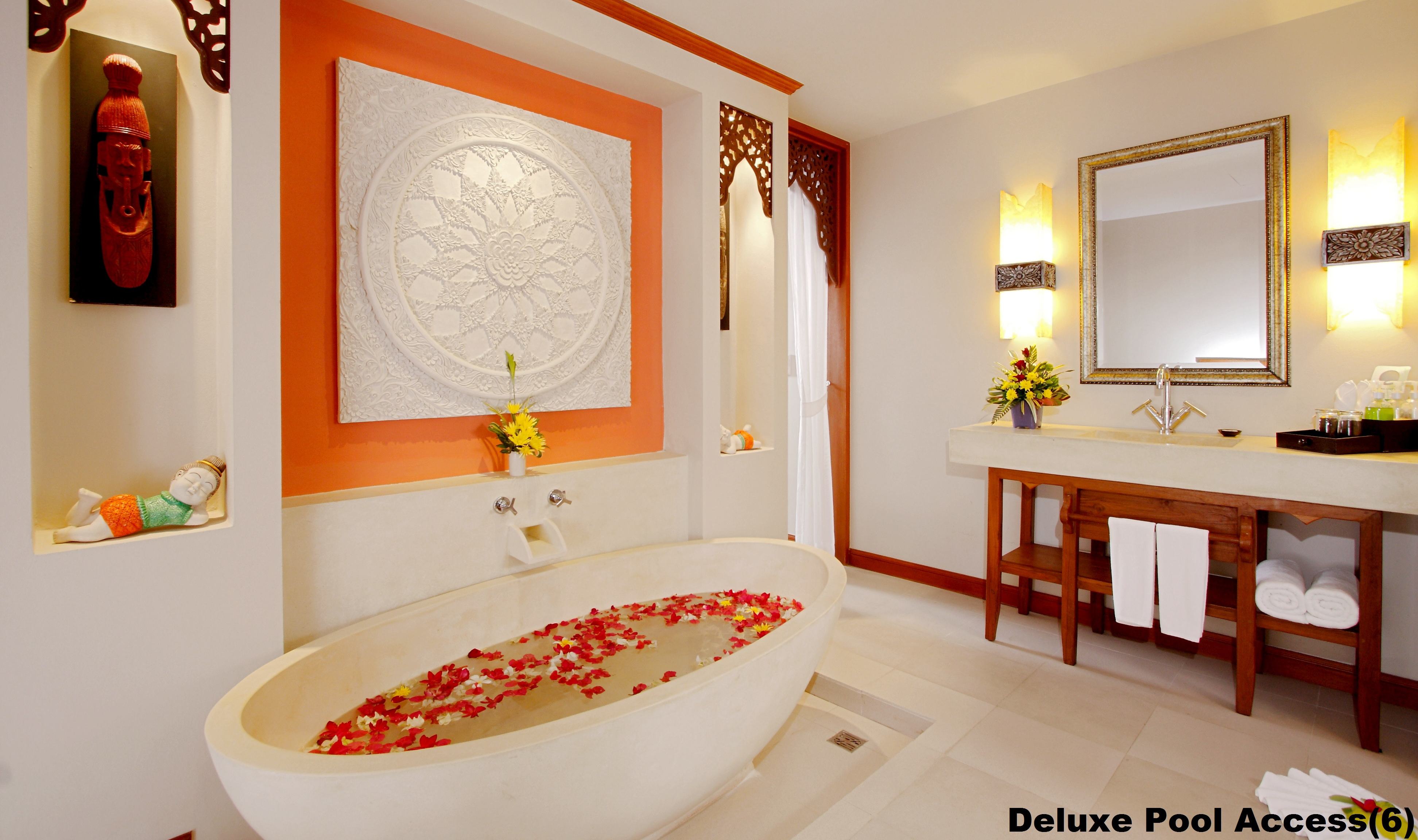 Badkamer van de Deluxe Pool Access kamer in het Rawai Palm Beach Resort op Phuket in Thailand