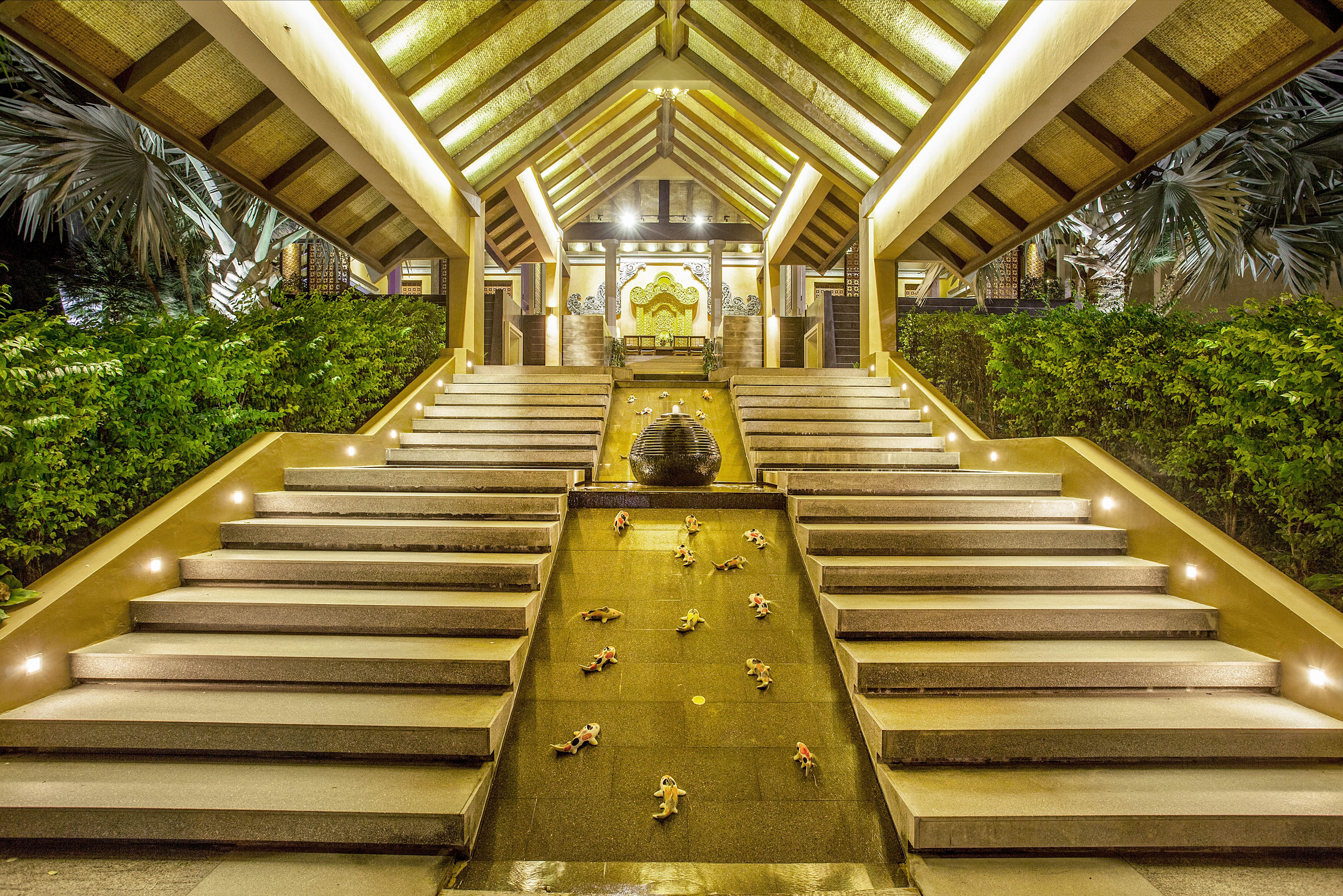 Entree naar de lobby in het Rawai Palm Beach Resort op Phuket in Thailand