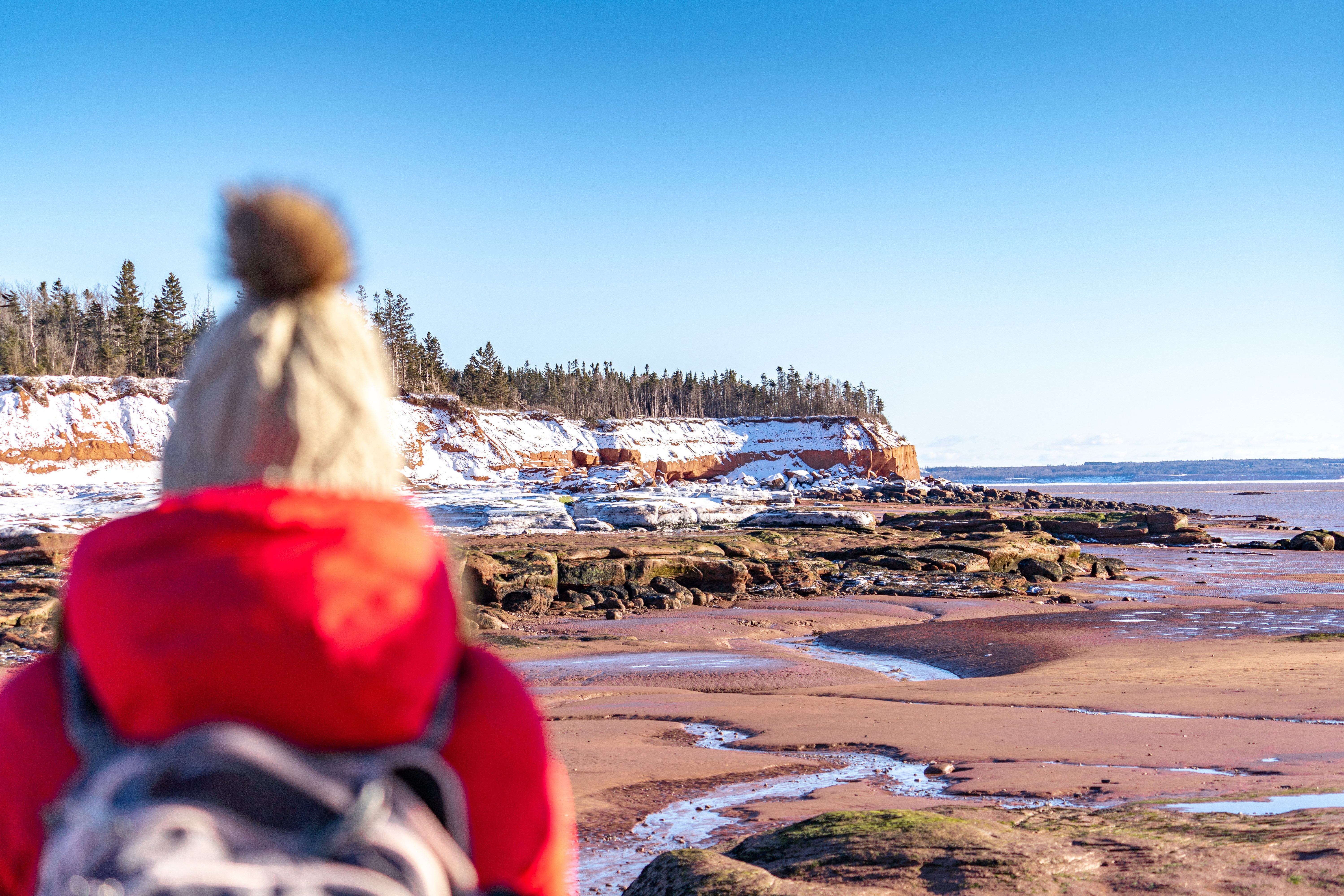 canada-nova-scotia-thomas-cove-vrouw-geniet-van-uitzicht